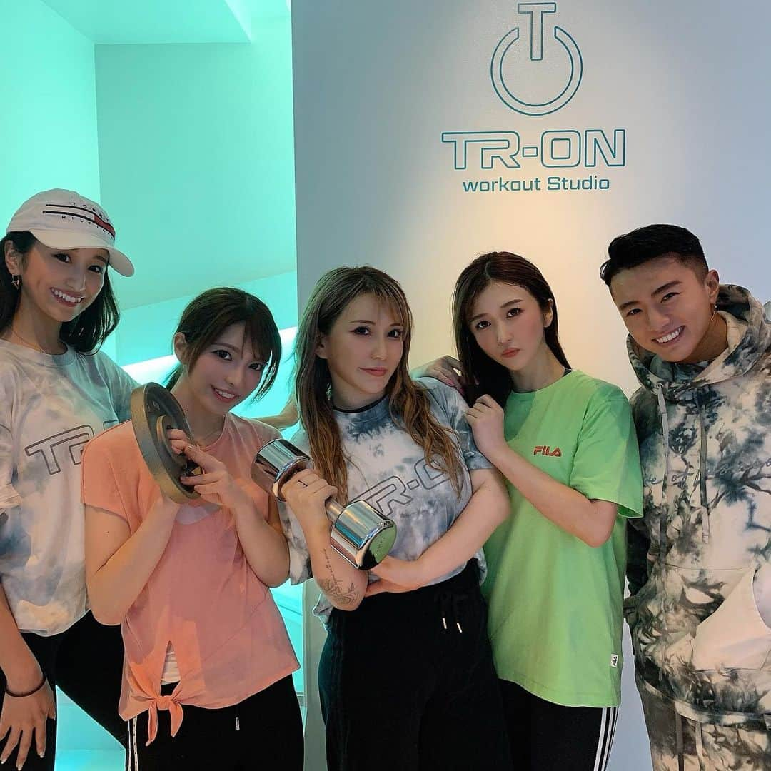 大槻ひびきさんのインスタグラム写真 - (大槻ひびきInstagram)「トレーニングday🥳 TRONさんへ行きました⭐️ (@tron_workoutstudio) (@rikukodama) (@yushi0409)  トレーニング楽しすぎた🥳 みんないい汗かきました！ 女性も通いやすいオシャレなジムで素敵でした⭐️  またみんなで行こー🥳 ありがとうございました🌸 #gym #training #diet #personaltrainer  #beauty  #personaltraining  #新大久保 #新宿 #トレーニング #ジム #ダイエット」12月31日 21時34分 - yanhibi0221