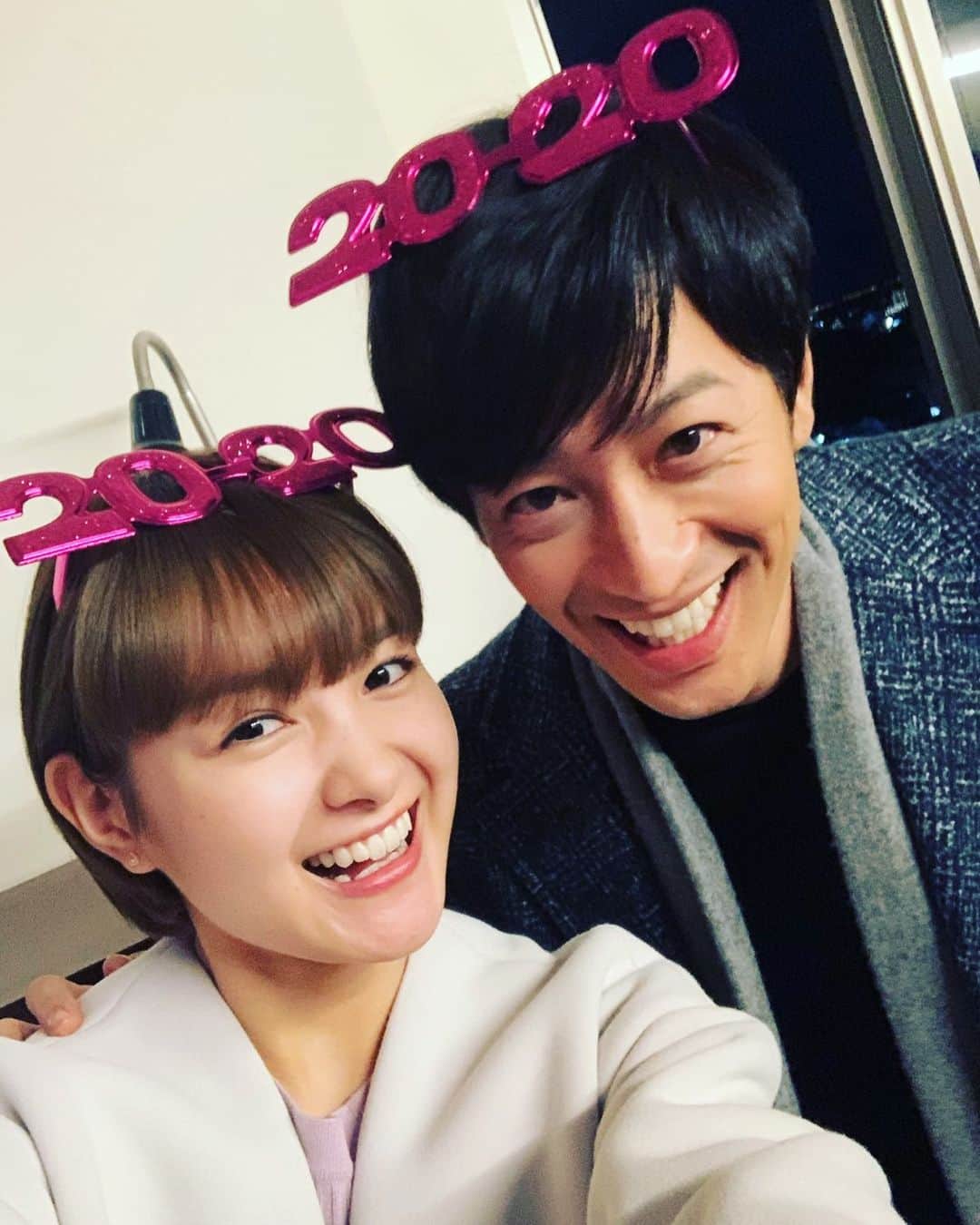 「年の差婚」ドラマイズム【公式】のインスタグラム：「. ／ 今年もあと3時間ほど...🥺🥺 皆さんどんな一年でしたか💌？ ＼  来年も素敵な一年になりますように❣️ ドラマ #年の差婚 💗も 宜しくお願い致します❕  ２０２０眼鏡が可愛い2人でした☺️☺️✨ Twitterは別の写真を...📸 (プロフからとんでね✈️♡)  #2020 #年越し #年末 #葵わかな #竹財輝之助 #松本若菜 #小野寺晃良 #吉野北人 #河井青葉 #徳井優 #吹越満 #原因は自分にある。#hankun」