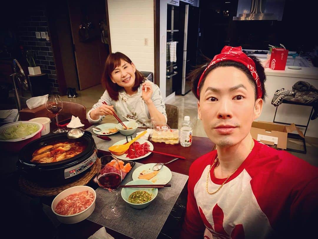 呉建豪のインスタグラム：「Keepin it low key tonight, truly grateful for family and loved ones all over the 🌏. Pray everyone is having a wonderful safe NYE. As for me, gonna bring in the new year with this lovely lady~💜 thanks mum for the hot pot spread🌶🥘 #Godisgood」