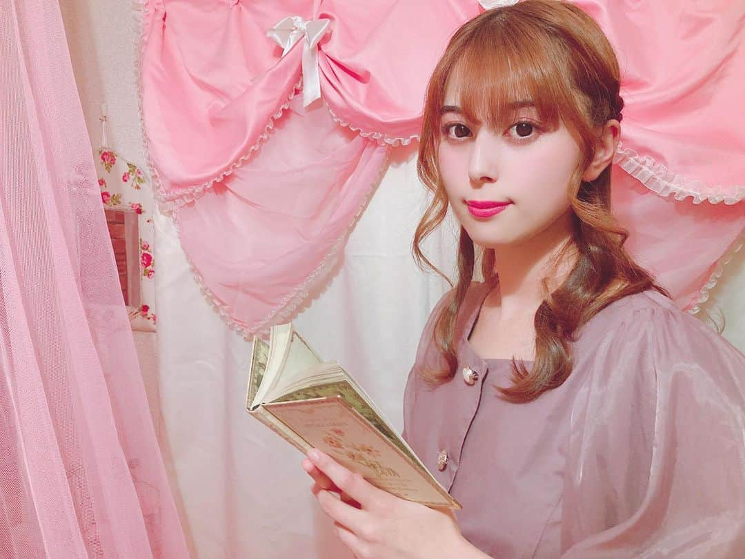 寺山葵のインスタグラム：「皆様… 本年も大変にお世話になりました😌🌿✨ ありがとうございました❤️ 皆様にとって来年も素敵な年となりますように💕✨ 残り僅かとなりましたが 良いお年をお迎えください🎶✨  マイルームにて一年を振り返り 新たなノートに色々な想いを綴りたいと思います☺️🍀✨」