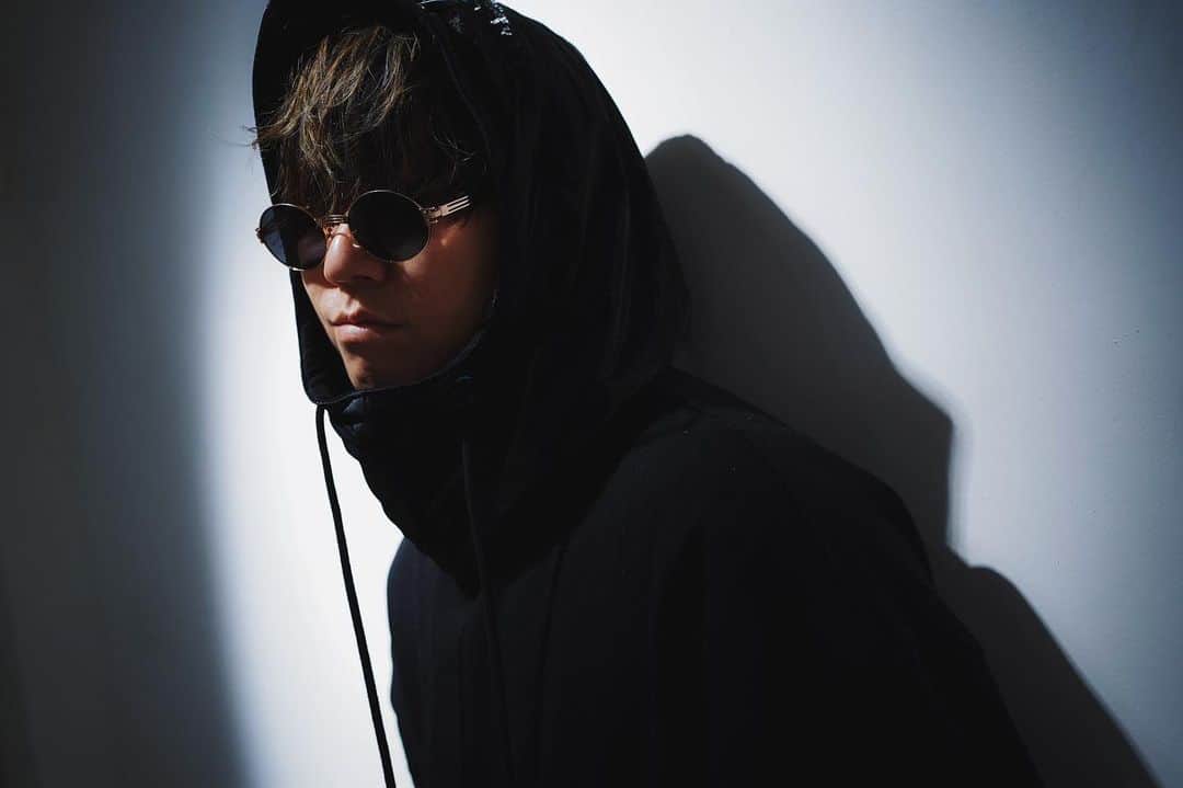 TAK-Zのインスタグラム：「いろいろあったけど、ぜったいに歩みは止めなかった。 ライブは流れまくったけどその分曲もいっぱい作れてアルバムも出せてダブも録りまくってYouTubeもはじめて編集もがんばってみたり別れもあったけどそれ以上の出会いがあってじぶんと向き合う時間も増えて何より大切なことたくさん気付かせてくれてありがとうの一年。 今年も来年も全てはじぶん次第やね、皆様よいお年を。 死んだらあかんよ、健康第一でね🖤」