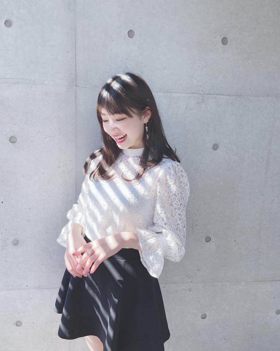 のインスタグラム：「🤍2020🤍  2020年もあっという間に終わろうとしています、 とても濃い、濃すぎるくらいの一年でした。 沢山の出会いも別れも様々なことを経験し少しは人として成長できたと思います。  来年はもっとエマリー編集長としても、アイドルとしても飛躍できるように頑張ります。  もう高3かぁ、、、早いなぁ、、、 JKブランドもあと少し、 限られた時間を大切に使います。  皆さん沢山の愛をありがとうございました。 来年も小浜桃奈をよろしくお願い致します。  それでは皆さん良いお年を〜🐮🤍」