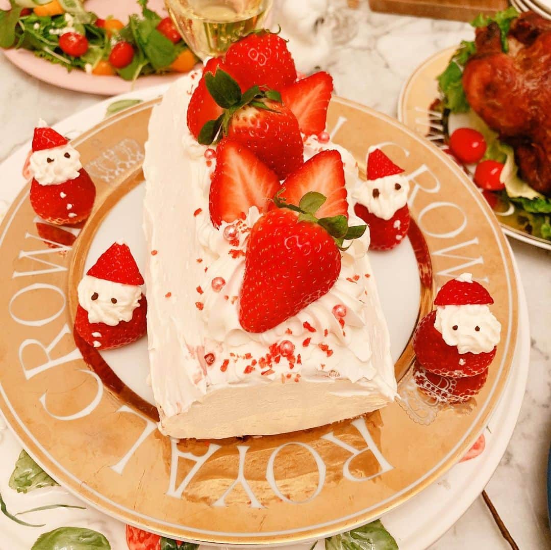 小出由華のインスタグラム：「今年はクリスマスケーキも手作りしました🍓イチゴのサンタさん🎅🎄 Jeg lavede julemad. ・ ・ ・ #クリスマス#クリスマスケーキ#いちごのサンタさん#ショートケーキ#julekager #kage #julemand #jordbær #christmascake #strawberry #santaclaus」