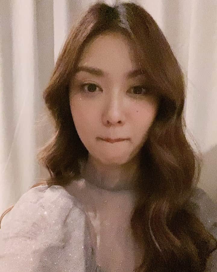フィオナ・シットのインスタグラム：「Happy new year everybody ! 😉🌈 May 2021 be filled with lots of love n joy .」