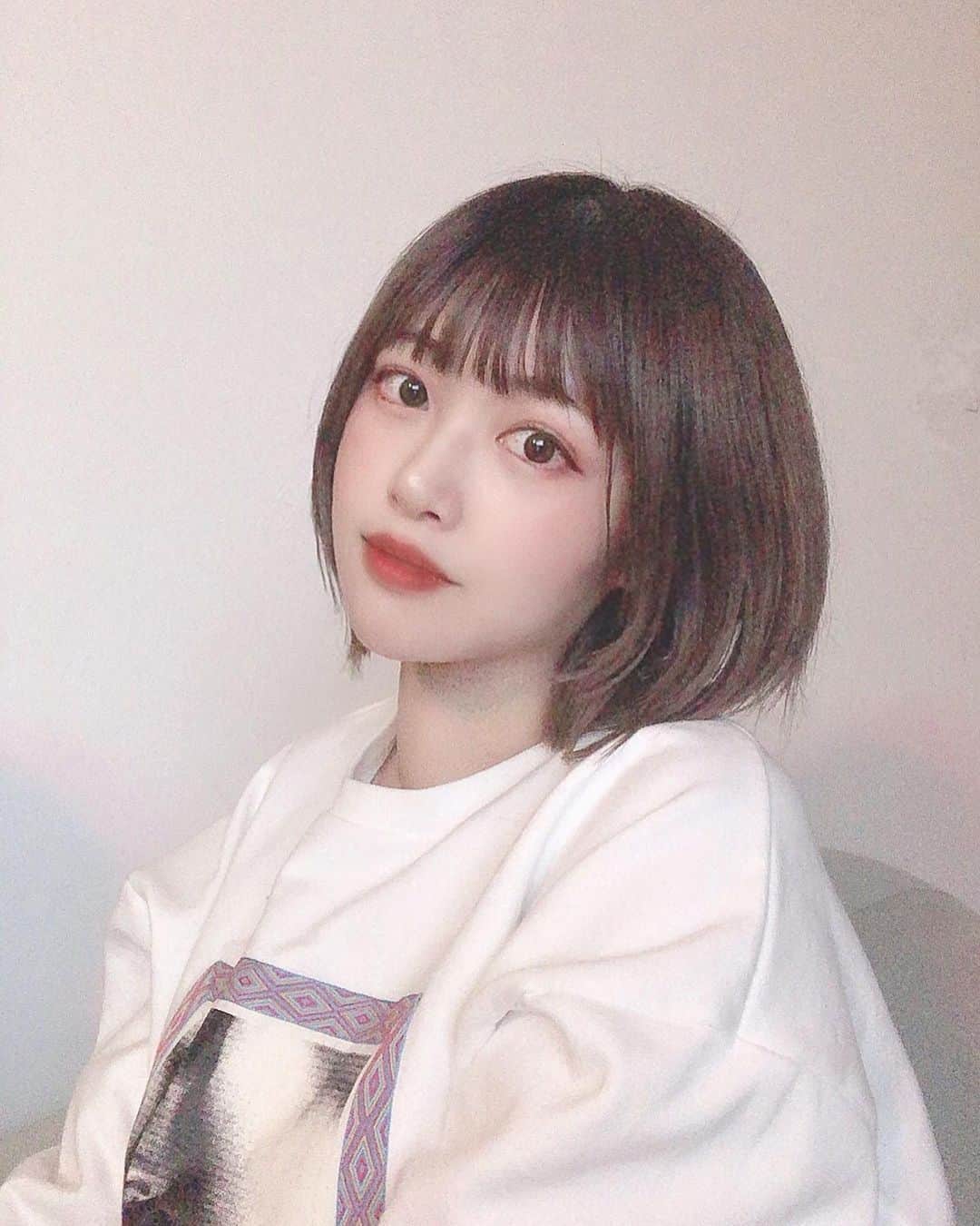 美月リカのインスタグラム：「2020年🤍  自分にとってこの1年間は 一生忘れられない 全ての瞬間が幸福に満ちた実りある1年でした。  2019年の年末に初めて起こしたレーベルと会社を手放し人生を大きくリセットしたので、 まっさらな状態で2020年の元旦を迎えた事を覚えています。 そして自分を見つめ直す中で、新しい仲間や夢に出会いました。 その全てを心の底から楽しみながら自分たちなりに発展させて  本当の自分を取り戻す日々だったと思います。  新しいアーティストのプロデュースをはじめ 新しいレーベルを作り 新しい会社を設立し そして新しい家族🐶に出会い 本当に新しい人生のはじまりの1年でした。  2021年は今年得たものをより発展させ、より一層仕事を頑張りたいと思います！  なので、こんなに穏やかでゆっくりした年末年始はきっと今年が最後でしょう！ 来年の年末年始は仕事で大忙し、そうなると思います🤣  2020年ありがとうございました🤍 皆様良いお年を！」