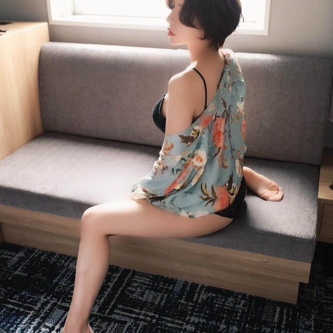 ちゃんうさのインスタグラム：「3枚目は、なんとなく不意打ちショット📸  今年もお世話になりました😌 2020年は特に色々変化があって本当に支えられたし感謝でいっぱいの一年でした。みんな本当にありがとう✨仲良くしてくれて最高に幸せ＆楽しかった！  来年は新しいスタート！ 見守って頂ければ嬉しいです✨来年に関わらず再来年もこれからも末永くずーっとよろしくお願いします✨笑 　 いつもありがとう😊💕 良いお年をお迎えください！！  #新年 #年越し #2020 #20201231 #2021 #ありがとう #幸せ #今年もお世話になりました #来年もよろしくお願いします」