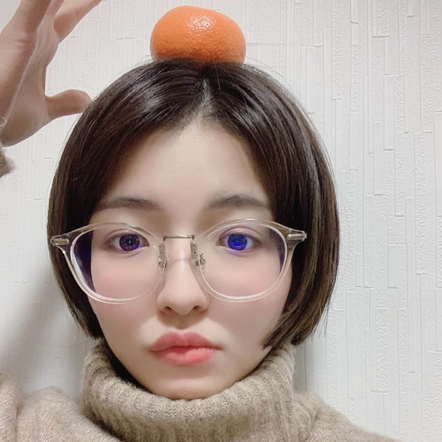 のインスタグラム：「・ 🍊  今年はずっと引きこもっていた私ですが、そんな中、ふとした連絡をくれたり、私を外へ連れ出してくれる、友人や家族の存在と繋がりを、とても大きく感じた一年でした。  ピンチはチャンス！チャンスはピンチ！と言いますが、コロナの時代に遭遇してしまったのもディスティニーなので、出会いも別れも繋ぎ、なんとかポジティブな方向に思考を向けていきたい所存。悪いことばっかりじゃなかったと信じて。  忘れないでいてくれた皆さんどうもありがとうございました！ もうすぐ23歳になるのであと2日くらいで頑張って大人にならなきゃ！やばい！ 皆さまお部屋を暖かくして、良いお年をお迎えください🐮」