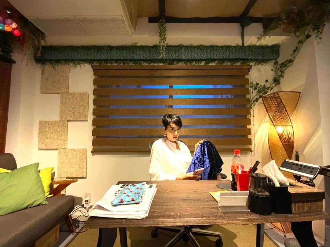 のインスタグラム：「2020年。 一番は5/5にアルバムを「Resonant Grace」をリリースできたこと。 ツアーは飛んだけど、月に一度、素晴らしい音環境のスタジオライブをさせていただけてること。  改めて、製作陣、 プロデューサーの　@shinjiroh_inoue さん、エンジニア　@ninnin68 さんに御礼申し上げます。お力添え、感謝します。  何より、今年アルバム手にとってくれた皆様、ありがとうございます。  今年新たに会えた方、今年は会えなかった方、引き継ぎ心からエール送ります。今日ここライブ、今年は開催できなかったけど福島県の子ども達への思いも変わらずです。  来年は東日本大震災から10年。 全然違う理由も新たにできたけど、 すべてのご縁の先に、健やかな一年を願います。  おかげさまで私も無事また一年音楽に生かされました。2020年も、一年ありがとうございました。大変お世話になりました。  LOVE xx  PS 新年のご挨拶は今年もHPにて。手描きのアレ、お届けしますね。」