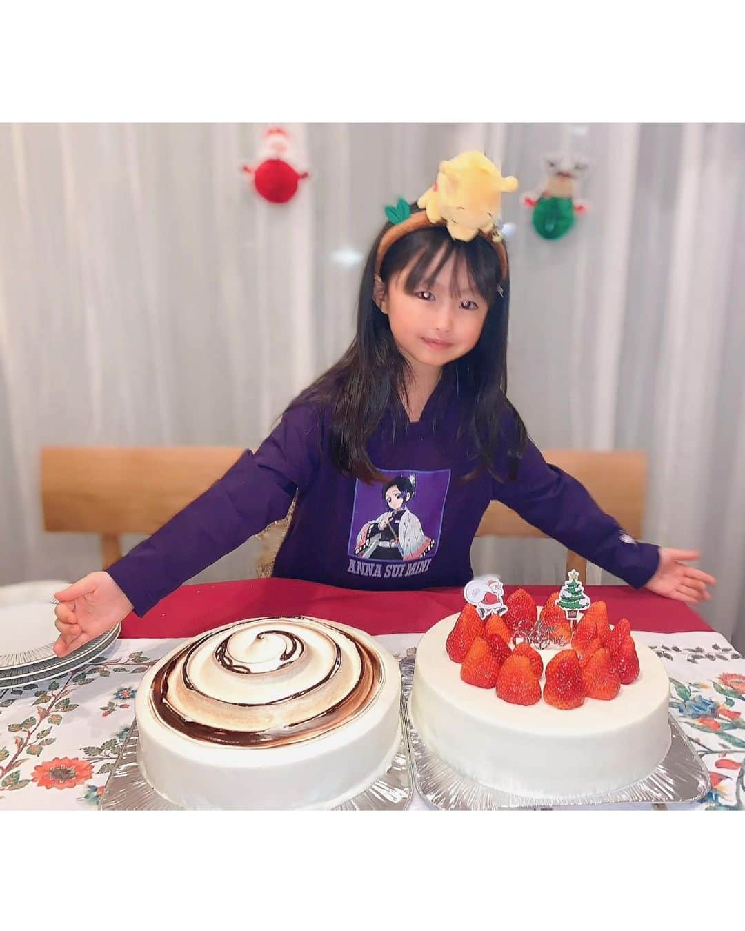 MIRIさんのインスタグラム写真 - (MIRIInstagram)「クリスマス🎄🎅 ケーキデカ過ぎた😂🌹 チビちゃんの三枚目のポーズが すしざんまいになってしまったのは カメラマンの指示が悪かったの（母）  #年末 #年越し  #思い出 #🎂  #クリスマスケーキ #クリスマス #クリスマスイブ  #christmas #xmas  #🎄 #🎅 #鬼滅の刃 #しのぶさんパーカー #写真  #女の子 #プリンセス #princess  #instagram  #instalike #instapic  #思い出 #元気 #5歳  #mama #kids #love  #大好き 💗」12月31日 21時48分 - miri.o3