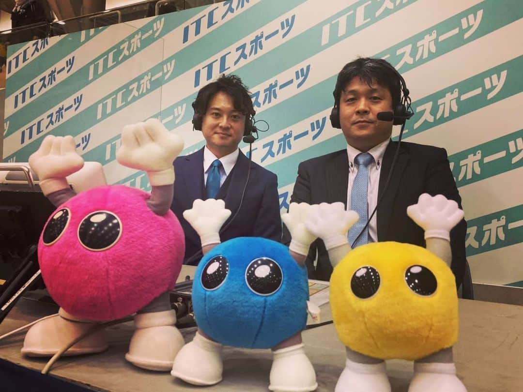 飯田嘉太のインスタグラム：「🎤 2020年の締め括りは春高バレー全国に挑む金沢商業にご挨拶🙇 今年も県大会の決勝は女子の実況を担当することが出来ました✨ ・ ・ ⑩月下旬にあった県大会決勝からここまで 着実に成長を遂げています☺️ それでも決して順風満帆ではなくて… 今日も思い通りのプレーが出来ず悩んでいました💦 ・ ・ 無観客ですが③年生にとっては最後の全国大会‼ 悔いなく闘ってその次に繋がる何かを見つけて欲しいです😌 ・ ・ 僕自身、全国の舞台で実況をしたいと挑んだ今年でしたが それは叶わず… 来年こそは‼諦めずに鍛錬を続けます💪 ・ ・ 年明け①月⑤日の午前9時〜 初戦(埼玉・春日部共栄)を迎えます👊 実況は秋末アナです🔥リモートで念を送ります👍  #石川テレビ #春高バレー #金沢商業 #実況 #アナウンサー #飯田嘉太 #差し入れの余りは王様じゃんけん  皆さま良いお年を😌」