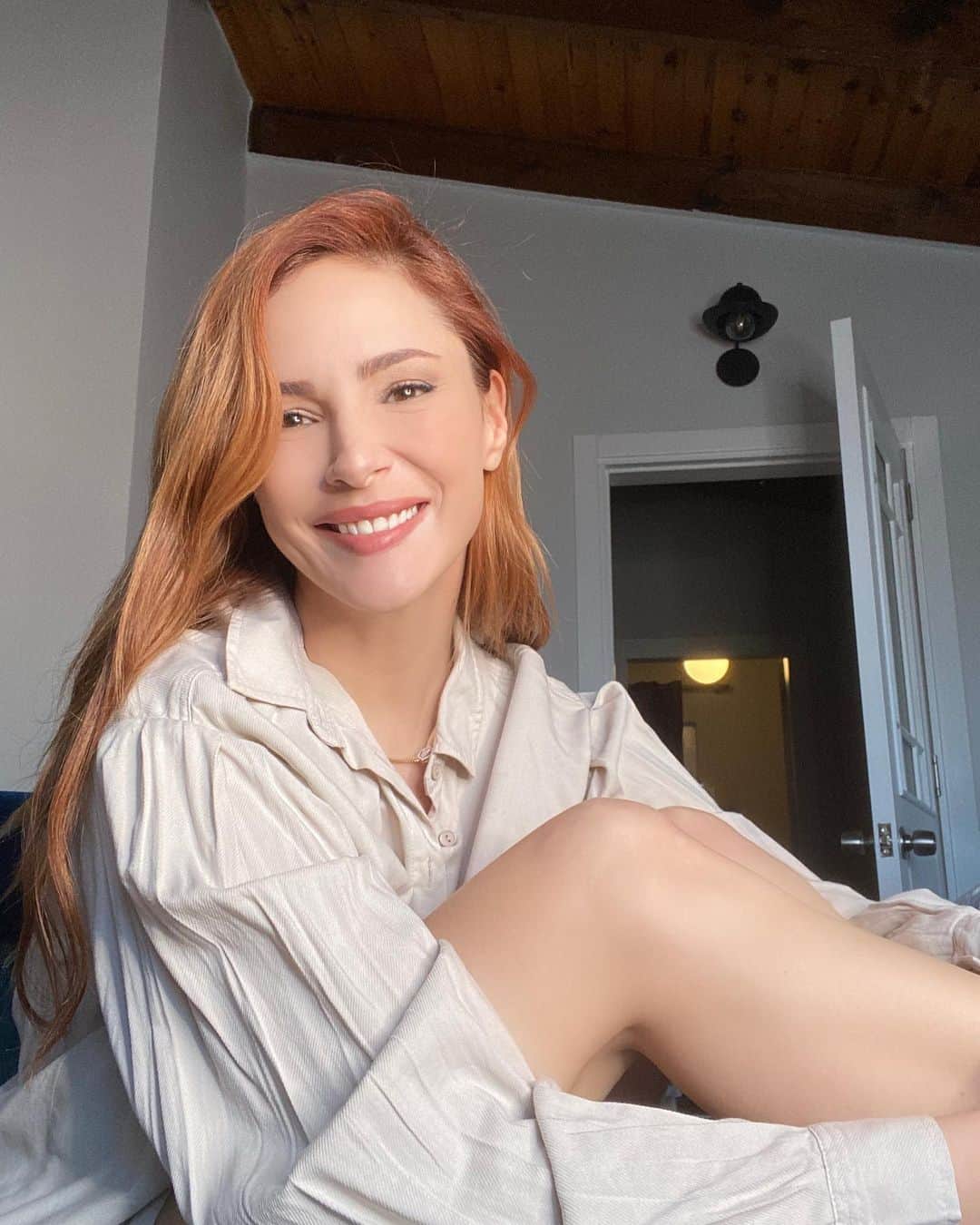 Mine Tugayのインスタグラム：「2020 bana her ne kadar bilsem de; elimizdekilerin, ailemizin, özümüzün kıymetini bilmenin ne kadar önemli olduğunu, bu farkındalıkları bütün dünyadaki insanlarla beraber hissetmenin güzelliğini gösterdi..🙏🏻✨Kendine yetebilmenin özgürlüğü, hiç tanımadığın bir insanın bile hayatından sorumlu olmanın bilinci; bunun getirdiği bütünlük hissi, doğaya nefes aldırmanın sevinci ve bunu devam ettirebilmenin umudunu da getirdi...🙏🏻🌿Birlikte, bundan daha iyi nasıl olur?♥️ Mutlu seneler☺️💫✨💋」