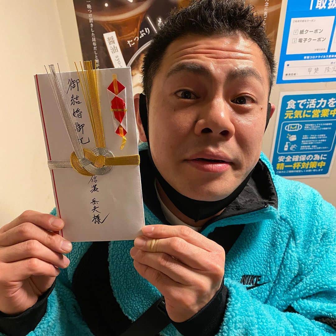信濃岳夫さんのインスタグラム写真 - (信濃岳夫Instagram)「太田さんが結婚のお祝いを下さった。  本当にありがとうございます。  でも太田さん  その僕の名前が書いてあるところ、  あなたの名前書くとこなんですよ。。  #皆さま良いお年を」12月31日 21時53分 - takeoshinano