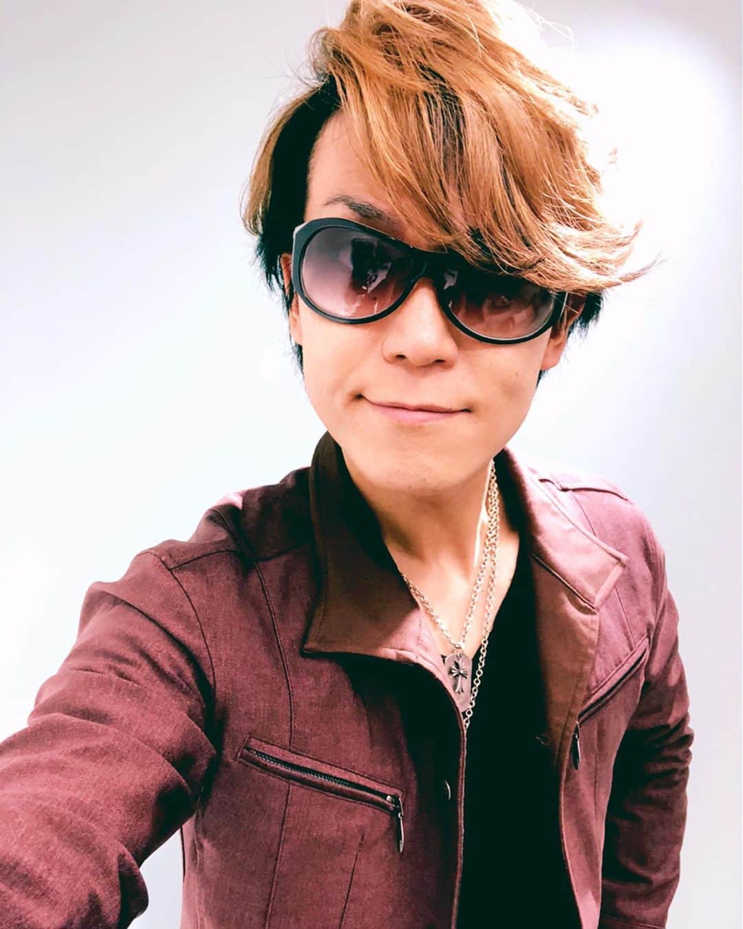 SHINPEIのインスタグラム：「予想もしなかった事が起きた2020年﻿ ﻿ インターネットを通じてのコミュニケーション進化は、数年分の波が一気に押し寄せてきたような一年﻿ ﻿ 感染予防と自粛によって生活のリズムが一気に変わり﻿ ある人にとっては沢山の我慢に耐えてきた一年﻿ ある人にとっては人の何倍も働かなければならなくなった一年﻿ ﻿ いずれにしても、とても大変な一年だったけど﻿ ﻿ この投稿を読んでくれているって事は、﻿ 僕たちは戦いぬいて今日も生きているって事﻿ ﻿ おそらく来年も引き続きこの戦いは続くでしょう。﻿ ﻿ 一歩ずつ、歩いていこう！﻿ どんな時代になっても、人と人が力を合わせていく大切さは変わらないはず。﻿ ﻿ 2020年もありがとう。﻿ 2021年もよろしくね！﻿ ﻿ BREAKERZの存在が、みんなの力となりますように。﻿」