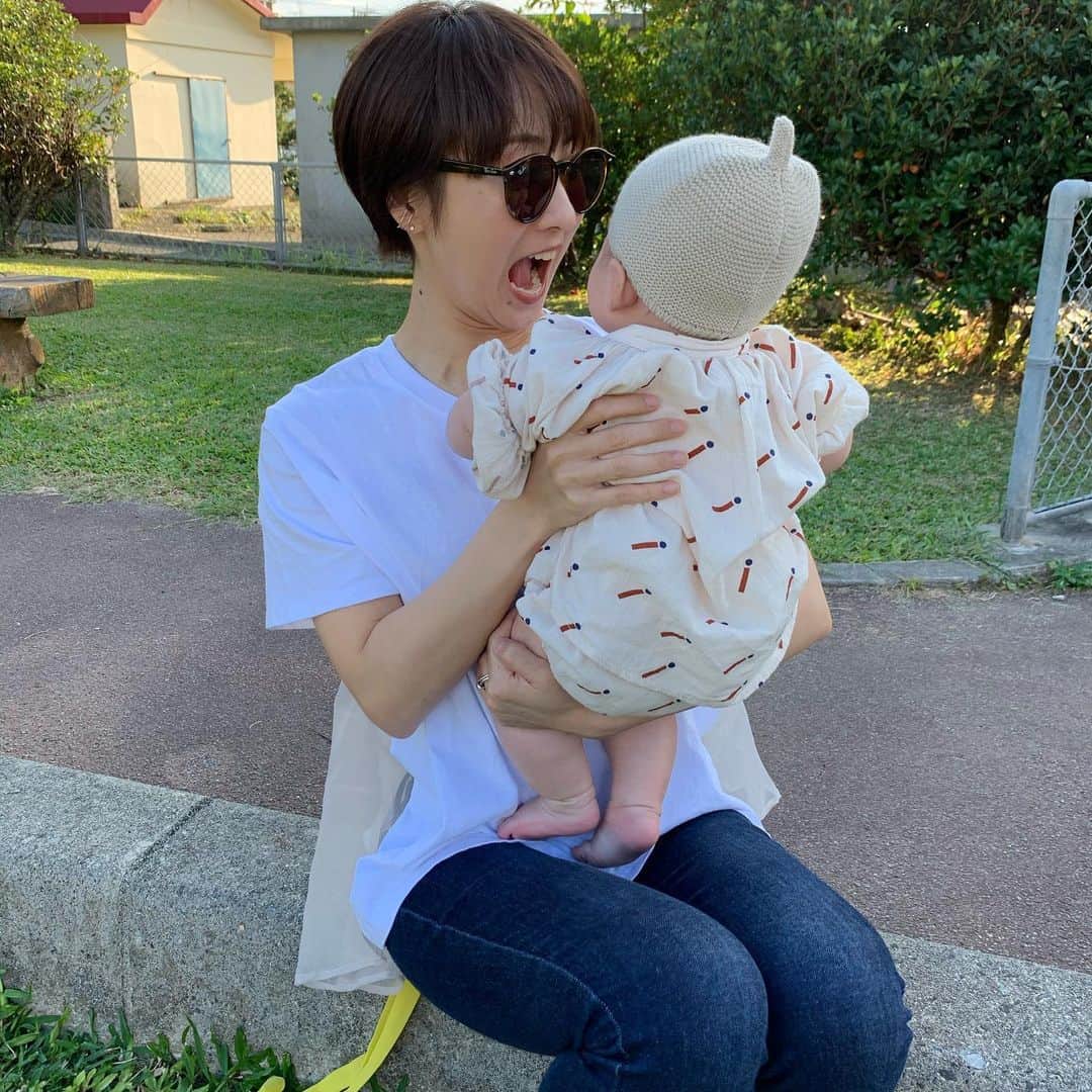 糸数美樹のインスタグラム：「2020年も残すところあとわずか。 娘がぐずる前に手短に🙏 . . . あっという間の一年だったなぁ。 今年は無事にかーちゃんになれた年でした。 初めてのことだらけでプレッシャーに押し潰されそうになりながら、そんなことも言ってられずただがむしゃらに日々を過ごしてきた気がします。 本当にまだまだ頼りない母親だなぁと涙が出てくる日もありますが、旦那はじめ家族、友人、仕事仲間、そして応援してくれているみなさんなにより愛する娘がいたからここまでこれました。本当にありがとうございます！ .  . . 2021年は、みなさんに助けてもらった分わたしが今度はお返しをする1年にしたいなぁと思っています！！  一緒に笑って、一緒に悩んで、一緒に泣いて、一緒に幸せになりましょう😊！！！ 今年もたくさんありがとうございました✨ 来年も宜しくお願いします🙋‍♀️」