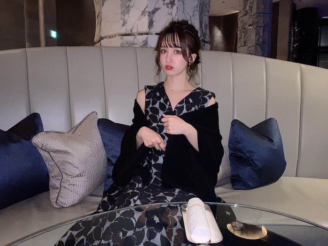 のインスタグラム：「. . 2020年最後の投稿しようと思ってカメラロール見てたら撮ってなさすぎていつかの写真で💁‍♀️ . . . 今年も1年ありがとうございました！🐭 . . コロナ下で世界的に環境に変化があった大変な年でしたが幸せなこともいっぱいな1年間でした☺️💓 . . 1ヶ月ほどの休館もありましたが、こんな環境の中でもお買い物に来てくださるお客様がいたからこそ素敵なお洋服がつくれてまたお客様に来ていただけて本当に感謝しております🥺 . . 2021年も販売員として お買い物を通してお客様の幸せのお手伝いをさせていただけることを楽しみにしています☺️🤲🏻 . . . では良いお年を〜🐮💓 . . . #2020 #令和2年　#出会ってくれた全ての人に感謝 #今年もありがとうございました」