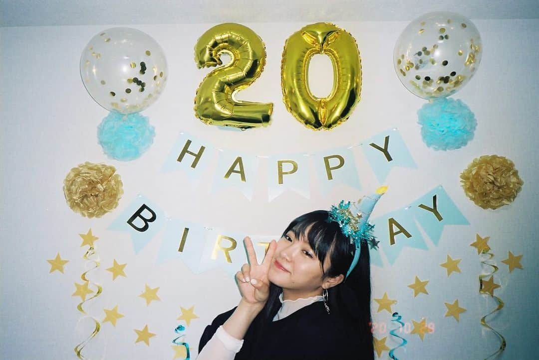 中山莉子さんのインスタグラム写真 - (中山莉子Instagram)「→﻿ 2020年﻿ 今年も一年ありがとうございました😊﻿ ﻿ 大変なことも沢山あったけど﻿ その分考えることが増えた一年だった！﻿ ﻿ ﻿ 2021年、皆さんが笑顔溢れる一年でありますように。﻿ ﻿ ﻿ 年越しは関内デビル~﻿ ﻿ 年明けた後、25時15分頃からエビ中のYouTubeで生配信ありますのでそれまで一緒に起きてようね！笑﻿ ﻿ それでは良いお年を！﻿ ﻿ #大晦日﻿ #2020 →#2021﻿ ﻿」12月31日 21時55分 - nakayama_riko_official