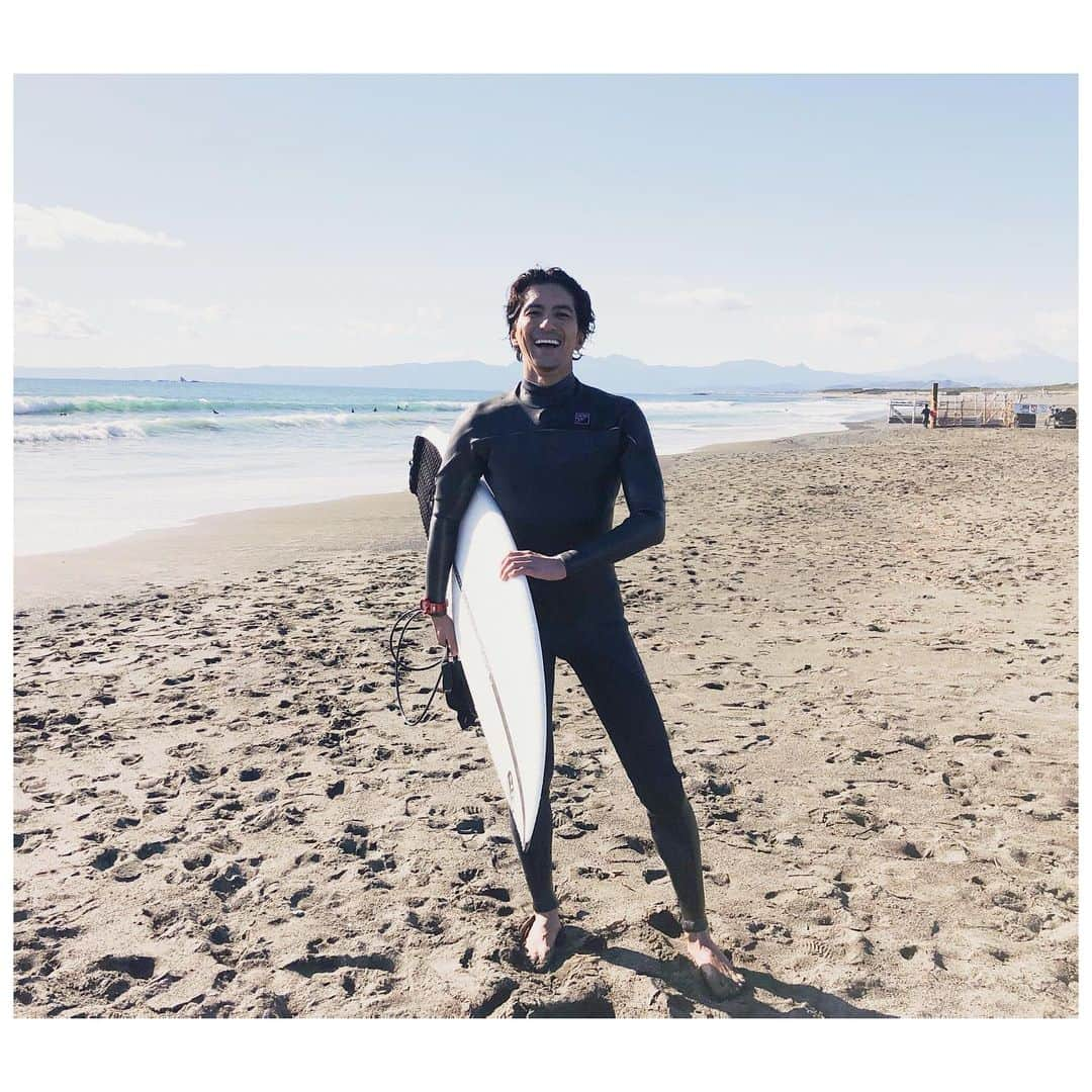 幸太さんのインスタグラム写真 - (幸太Instagram)「Thanks for 2020﻿ ﻿ ﻿ 2020年最終日﻿ 無事に乗り納め出来ました🏄🏿‍♂️﻿ ﻿ ﻿ 今年はCOVID-19 に振り回された一年でしたが﻿ ﻿ こうやって元気に過ごせただけでも良しっ👍﻿ ﻿ ﻿ ﻿ 今年も色んな方にご縁を頂き﻿ 良い出逢いのある一年でした﻿ ﻿ 来年も更に笑顔溢れる一年になるよう頑張りますので、宜しくお願いします💪﻿ ﻿ ﻿ ﻿ ご縁を頂いた皆さん﻿ 新しい出逢いを頂いた皆さん﻿ いつも応援してくれてる皆さん﻿ 陰ながら支えてくれてるスタッフ﻿ そして、家族…﻿ ﻿ ﻿ 皆んなに感謝🙏﻿ 来年も仲良くしてくださーい😊﻿ ﻿ ﻿ #memories #2020 #surf #friends #nakama #thankyou ﻿ #感謝 #仲間 #家族 #笑顔が一番 ﻿ #来年もよろしくお願いします ﻿ #2020年の思い出 ﻿ #ご縁に感謝」12月31日 21時56分 - kotawave