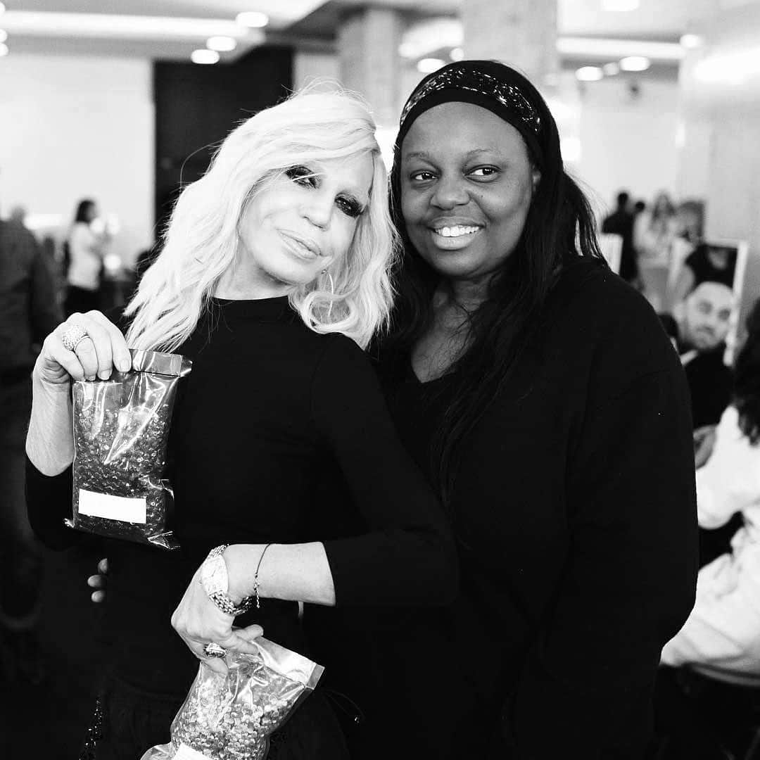 ドナテラ・ヴェルサーチさんのインスタグラム写真 - (ドナテラ・ヴェルサーチInstagram)「I am so proud of my friend Pat McGrath. She will be made a Dame by The Queen for her outstanding achievements in fashion and beauty and also her contribution in bringing evermore diversity to our field. Congratulations Pat!!!! You are a visionary, a pioneer and a legend!!! 😘😘😘」12月31日 21時57分 - donatella_versace