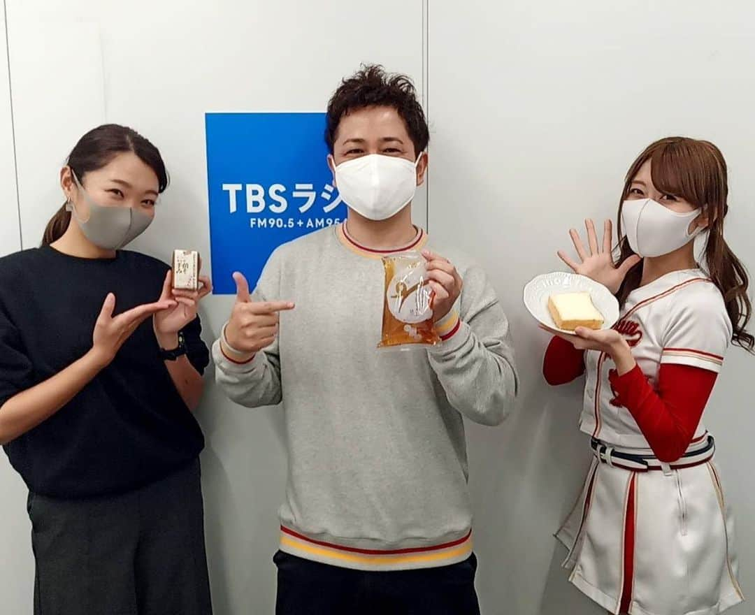 ホームランなみちのインスタグラム：「TBSラジオ『伊集院光とらじおと』ぷれぜんとコーナーに出演しました!! 今回のプレゼンは「ふるさと納税、おすすめ返礼品」対決!!  聴き逃した方は是非radikoで聴いて下さいね📻♡  私も初めてふるさと納税をやってみました🙆‍♀️ 今回のスポンサー『ふるさと納税ガイド』さんのサイトは、 ふるさと納税についてわかりやすく教えてくれて、 控除限度額計算シミュレーションもすごく便利😳✨ ふるさと納税サイトの返礼品を一括検索出来るので是非👍♡  プレゼンは 愛知県出身のとんちゃんさんは 『旭軒 ほんの手前みそ』 私も食べさせて頂いたんだけど、想像以上にしっっっとり濃厚なチョコケーキでした🍫リピートします!!!  鹿児島県出身の小田さんは 『いちにぃさん そばつゆ仕立黒豚しゃぶ』 しゃぶしゃぶ美味しそうでしたぁー蕎麦しゃぶした後のお出汁もどう変化するのか食べてみたい🤤✨  福島県出身の私は 『クリームボックス』  今回は小田さんの勝利!! 負けてしまったけど、ずっとプレゼンしたかったクリームボックスを紹介出来た事がすっごく嬉しかったです☺️✨✨ お取り寄せで食べて頂いて、落ち着いて旅行に行けるようになったら福島県郡山市でクリームボックス食べて頂きたいな♡ その時は黄金バッテリーの酪王カフェオレもセットで!!!  コロナ対策でみんな楽屋はバラバラだけど、レポーターのみんなとも会えて嬉しかったです♡ 上田さんと撮るの忘れちゃった…🥺  今年の活動は今までとは違う一年だったけど、らじおとでリモートでのオーディションや出演をさせて頂いて、チャンスを頂いて、ラジオの仕事にすごくすごく支えられました。 伊集院さんにチャンスとアドバイスをたくさん頂き、レポーター仲間の頑張ってる姿にもたくさんパワーもらって、スタッフの皆さんにもたくさん温かい言葉をたくさんかけて頂いて、本当にありがたかったです!!! 来年はもっともっと成長します!!!  最高の仕事納めでした♡ 今年一年ありがとうございました♡  #ij954 #ラジオ  #伊集院光とらじおと  #伊集院光とらじおとぷれぜんと」