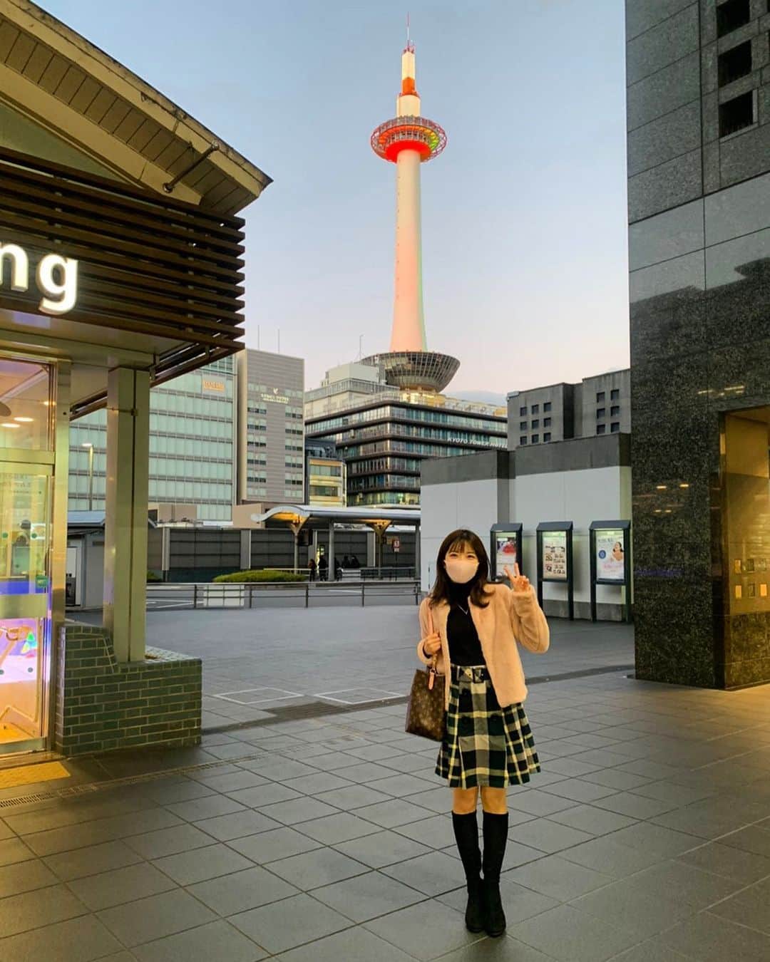 檜垣すみれさんのインスタグラム写真 - (檜垣すみれInstagram)「・ 2020年、最後の投稿です。 今年は様々なことに挑戦し充実した日々を送るができた一年でした。 応援してくださって本当にありがとうございます。 良いお年をお迎えください🥰  #京都タワー#2020」12月31日 21時57分 - sumire_higaki
