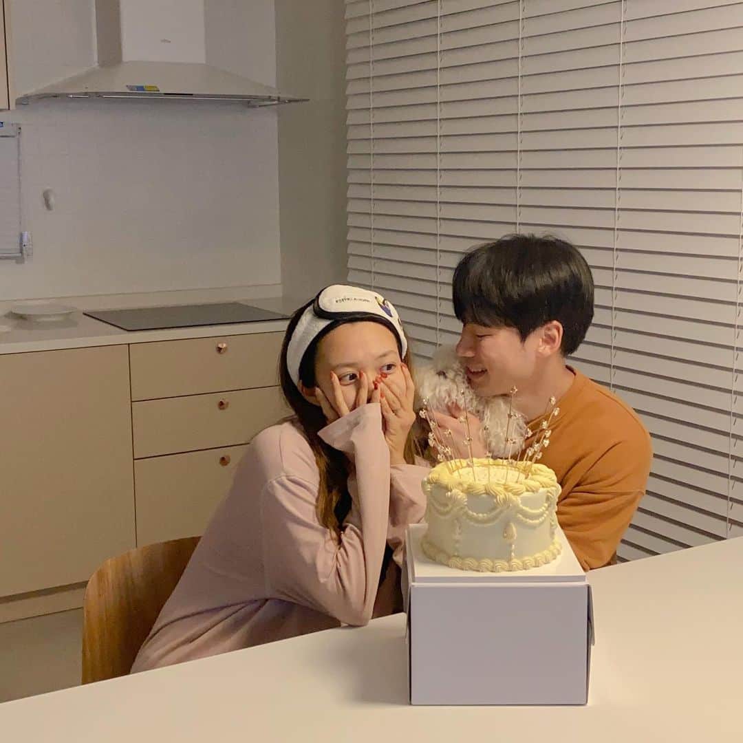 キム・ダヘのインスタグラム：「씻지도 않았지만,, 20대 마지막 연말이자 셋이 보내는 마지막연말이니까...? 키키키 내년부터는 넷이야 👶🏻🧡🐶 #goodbye2020」