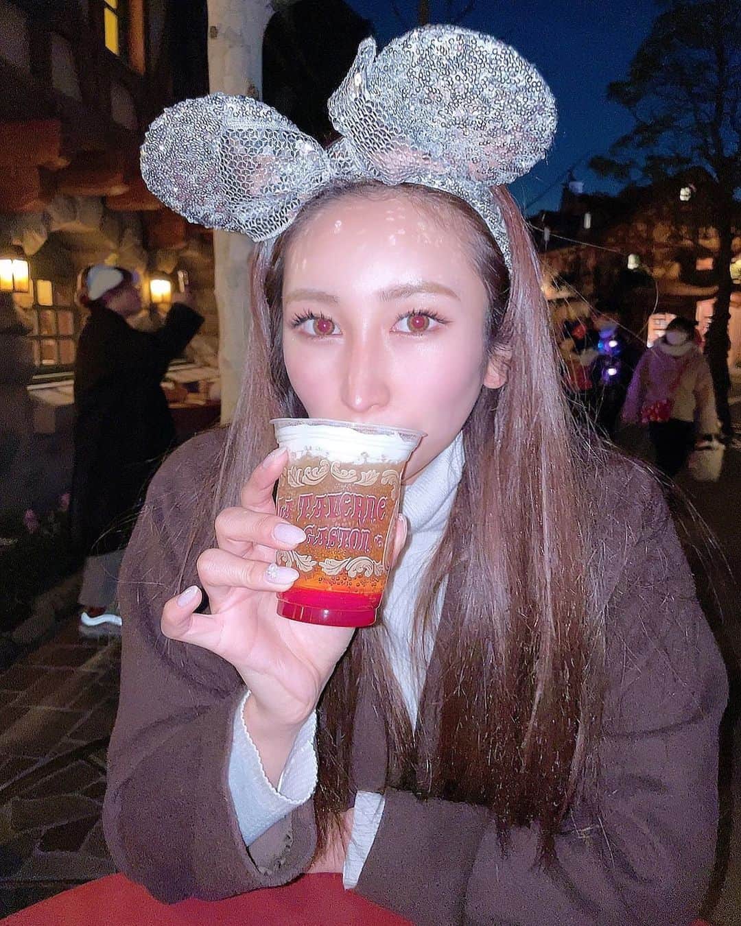 まりあのインスタグラム：「先週滑り込みディズニーで 新アトラクション乗れた🏰🫖☕️  来年コロナ休息しますように🙏🏼 海外たくさん行きたいです🙏🏼 皆さん良いお年を〜💋  #ディズニー#ディズニーランド #新アトラクション#美女と野獣 #びじょやじゅ#美女と野獣エリア #当選#ラタベヌルドガストン #ガストンビール#ベリーチアーズ #ベイマックス#ディズニーリゾート #disney#disneyland#beer #beautyandthebeast#2020」