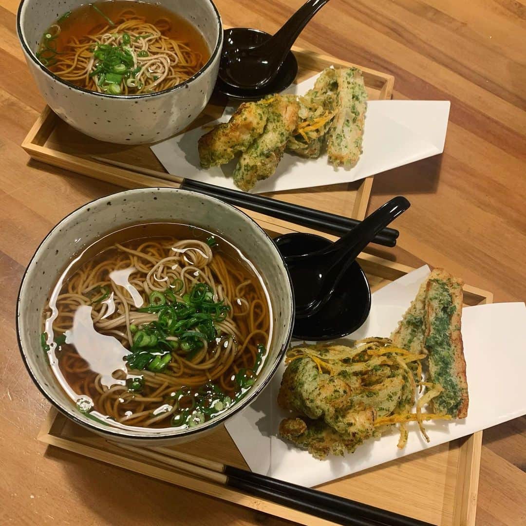 のインスタグラム：「せっかくだから年越しそば😊 ☆ 夕方かにしゃぶ食べたんだけどなんたって年末年始は食べてなんぼ😋最近ほんっと思うけど、健康じゃないと美味しくご飯も食べれないもんね☺️ ☆ 食べれるって本当に幸せな事。お蕎麦の他に野菜かき揚げ、竹輪の磯辺揚げ、鶏天👌 ☆ 来年は平和で笑って過ごせる1年になるといいな。 神様お願いします😭🙏 ☆ ☆ #年越しそば」