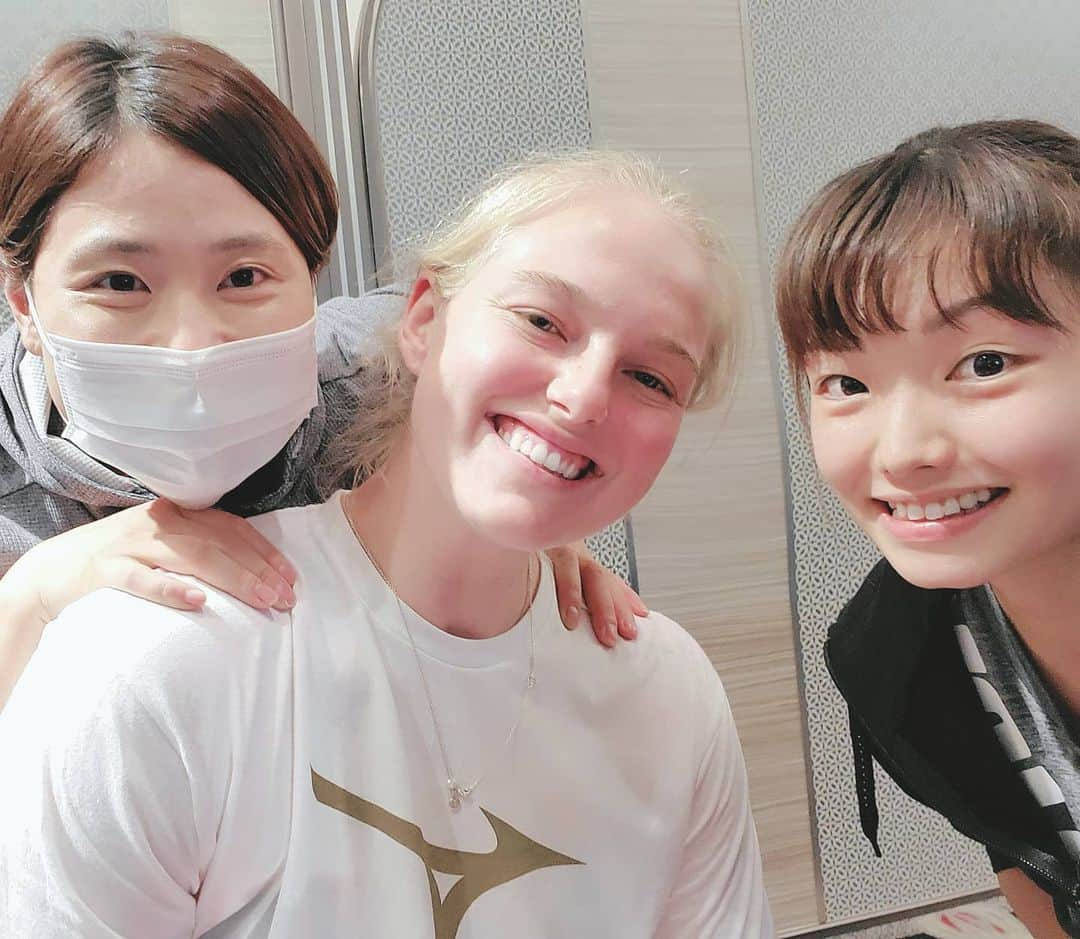 井上琴絵さんのインスタグラム写真 - (井上琴絵Instagram)「🐝 𝑳 𝑨 𝑺 𝑻  𝑫 𝑨 𝒀 . I'm happy  to play volleyball with @kathrynplummer 😊 . 2021年も自分らしく がんばります☺ . ではでは、 素敵な年をお迎えください❤ . #デンソーエアリービーズ #🐝 #バレーボール#Vリーグ#🏐 #DENSO #DENSOairybees #Airybees#volleyball#Vleague #2020から2021#🐀⏩🐄 #すべてのことに意味がある #ラストかな」12月31日 22時00分 - kotoe.i15