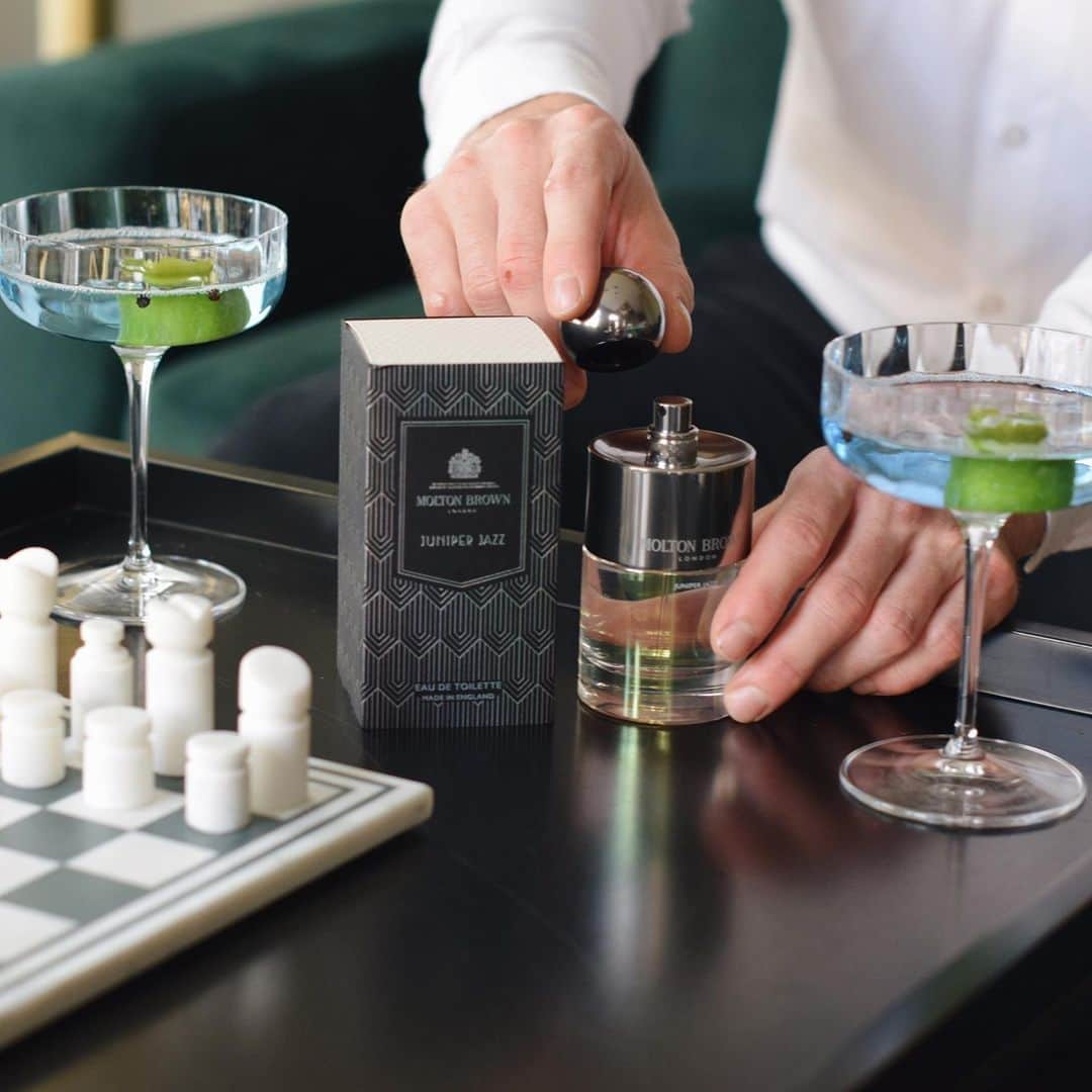 モルトンブラウンのインスタグラム：「It’s New Years’ Eve! How will you be celebrating? We’re looking forward to a glass of fizz and a few obligatory mists of Juniper Jazz before the countdown to midnight. Thanks @rddw for the photo!」
