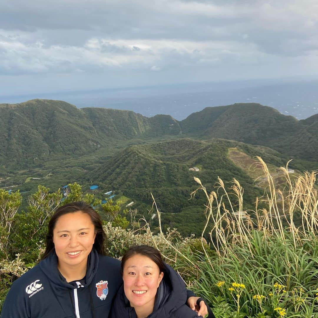 桑井亜乃のインスタグラム：「今月中旬に東京都の青ヶ島に行ってきました⛰  イベント(オリパラ教室)で陽子と一緒に小中学校にお邪魔してきました😊 子どもたちはすごく純粋で楽しそうにタグラグビーをしてくれました💓 すごく楽しかったなー😄 ※写真は許可をもらっています  島もキレイ♡ 二重カルデラと地熱蒸気 猫もほっこり🐱 曇ってて星は見れなかったけど、 帰りのヘリコプターは二重虹の中を通りました🌈🌈  イベントが終わった後に島を案内してくださったり、民宿の方も親切にしてくださったり、人のあたたかさを感じました😌  素敵なところだったなー！！！  帰りは飛行機まで時間があったので八丈島を満喫してきました✨ 最後の写真は八丈島⛰  色んな経験をさせてもらえて幸せです🙂 ありがとうございました✨  #青ヶ島 #東京都 #島 #八丈島 #牛 #タグラグビー #ラグビー #オリパラ教室 #イベント #ヘリコプター #虹 #二重虹 #ダブルレインボー #民宿 #星空 #二重カルデラ #地熱蒸気 #貴重な体験 #鈴木陽子 #桑井亜乃」