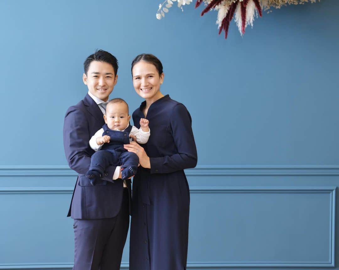 瀬間友里加のインスタグラム：「2020年の振り返り✨初めての出産、そして育児を経験した1年、妊娠中はお腹の中にいる息子との毎日をゆっくり過ごすことができ、出産後は初めての育児にドキドキしながらも家族3人での時間はかけがえのない時間でした✨今年は不安な毎日が続き、改めて健康でいることがとても幸せなことなんだと気付かされました。 今年もたくさんの方にお世話になりました💕来年もどうぞよろしくお願いします😊皆様良いお年をお迎えください🙏 #happynewyear #今年もあと少し #2020 #palacehoteltokyo #days #良いお年を」