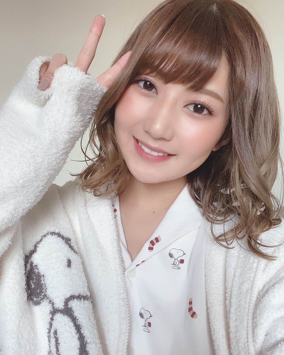 篠原栞那のインスタグラム：「‪‪❤︎‬ #2020年 たくさんの応援ありがとうございました。  みんながいるから頑張れる。 来年も一緒に突っ走ってくれると嬉しいです☺️  たくさんの出会いに感謝。 #2021年 もよろしくお願い致します。  ちなみに #丑年 #年女 です！ 気合いいれていくぞー✌️  良いお年を。」