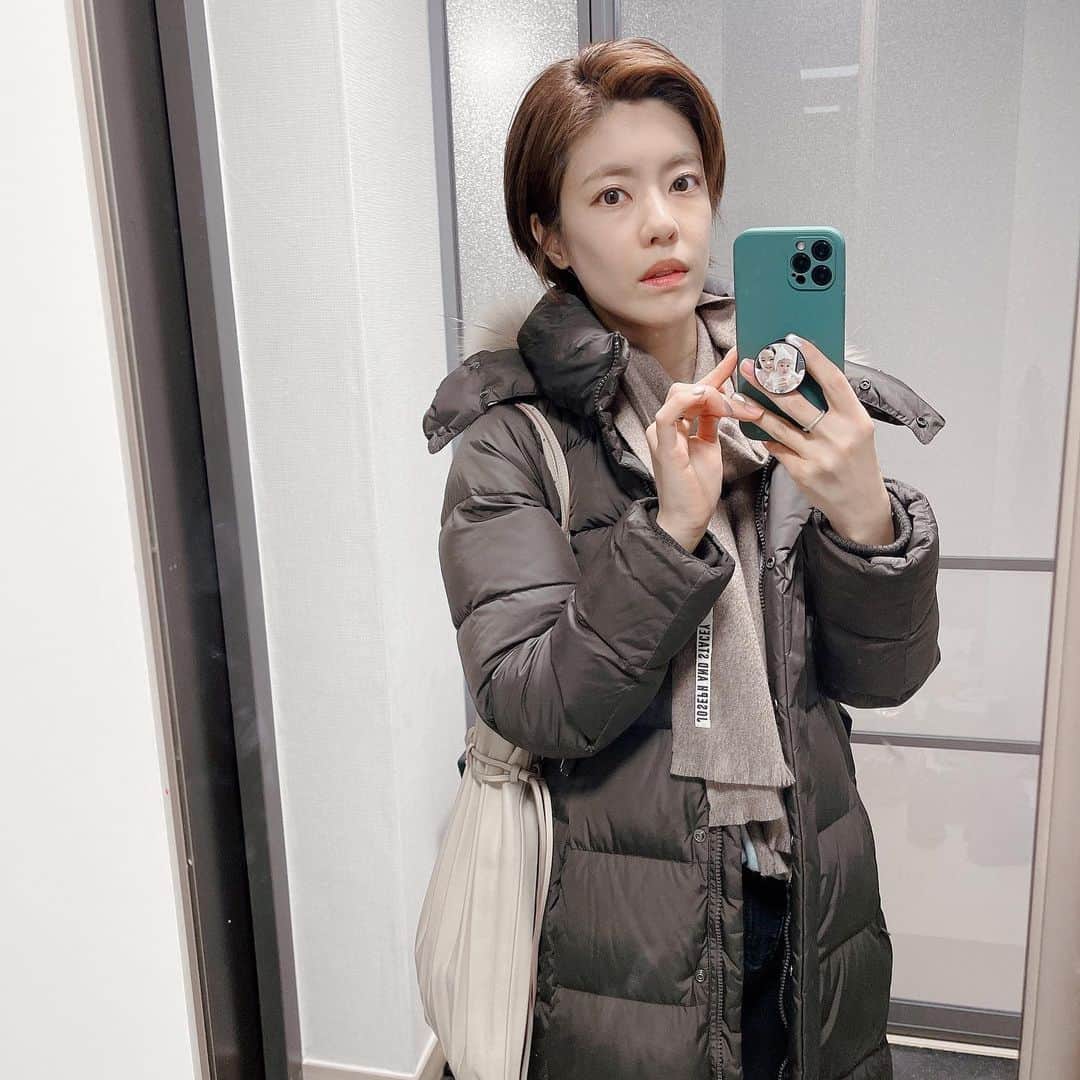 イ・ユンジのインスタグラム：「오늘은 나를 남기고 싶어서.#20201231  이 지독한 해에 누군가는 나고, 누군가는 떠났어.  라디오를 들으며 오래만에 운전을 하다  갑자기 얻어맞은듯 끅끅거리며 울어버렸지.  차를 세우고 주위을 둘러보아도 그 지독스런 사실은 꿈이 아니었어.  올해를어서보내버리고싶은마음에 그러기가두려운마음까지 더해져 혼란스럽기 그지 없었어.  그래 ,지날수밖에 없고 지나야 마땅한 올해가 지난다고. 네가 내게서 사라지는것은 아닐텐데.  너무하다. 처음으로 말해본다.  탓하는건 아니야. 탓할수는 없지.  먼 여행을 떠날때와 같이 꼼꼼히 챙겨담아 오늘을 보내주어야겠다.  이 지독한 해에,  누군가는 나고. 누군가는 떠났어.   #안녕  (아 너무 많은 분들이 걱정해주셔서, 다시 좀 적습니다.정말 감사합니다. 전 잘 지내고 있답니다. 아이들 덕이 크지요. 여전한 일상속에서 잘먹고 잘 웃고말입니다. 너무 걱정하실까봐 제가 다 걱정이되어서요. 녀석 몫까지 잘 지낼생각은 아닙니다만 그래도 잘 지내니 걱정마시고 가끔 이렇게 털어놓겠습니다. 올한해동안 또 다르게 힘든 일 있으셨던 분들, 우리모두를 , 응원합니다. 그대, 힘.)」