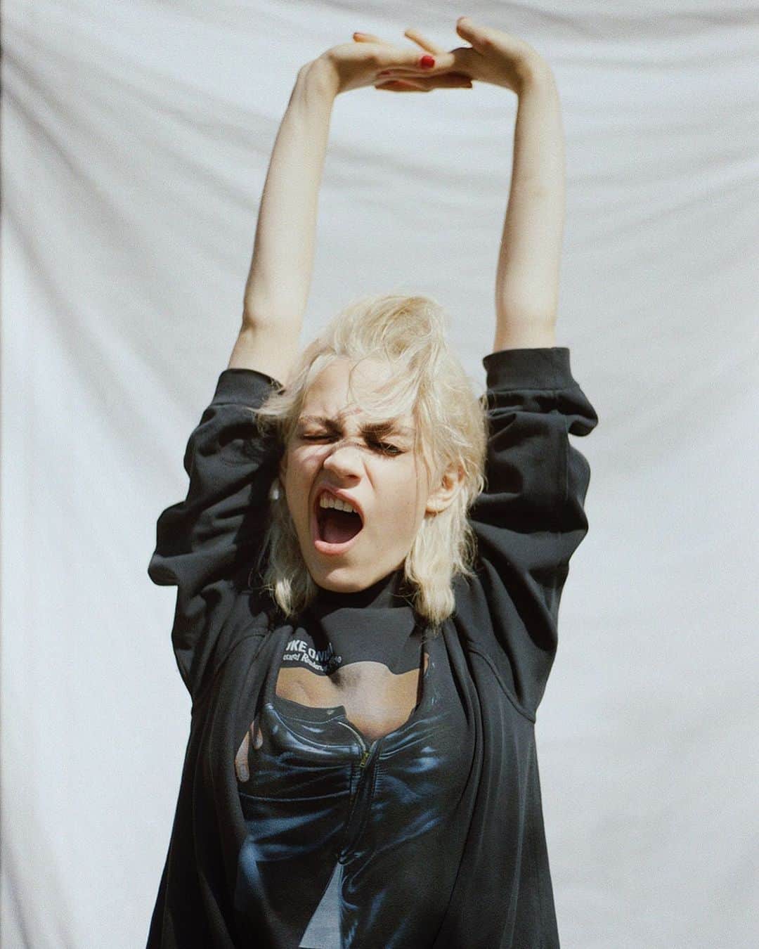 エイティーズのインスタグラム：「@karmalisslo stretching in Eytys, shot by @therese.ohrvall, styled by @josefforselius & @laylahermkens」