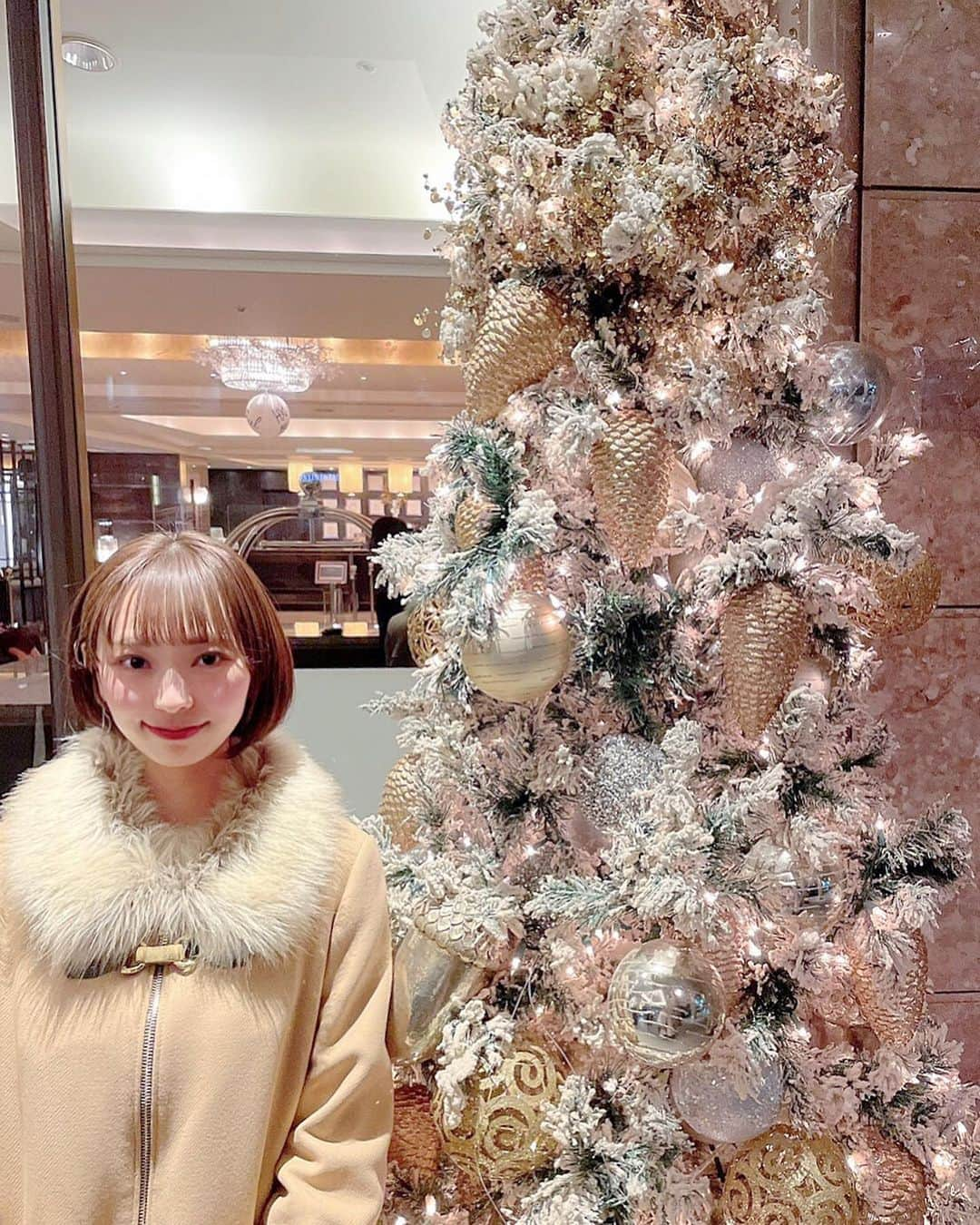 中嶋アンナのインスタグラム：「🎄 2020年は大変お世話になりました。 今年は皆様にたくさん助けていただき、 感謝の気持ちで一杯です‼︎  2021年もどうぞよろしくお願いします。 よいお年をお迎えください☺︎🎍 ・ ・ ・ 写真は12月に友人とアフタヌーンティーをした時のです! 美味しくて煌びやかな空間もすごく素敵で最高でした⛄️ ・ #2020#2021#アフタヌーンティー#アフタヌーンティーセット #アフタヌーンティー巡り#afternoontea #intercontinentalhotel #intercontinentaltokyobay #fff#f4f#instapic #instagood #instalike」