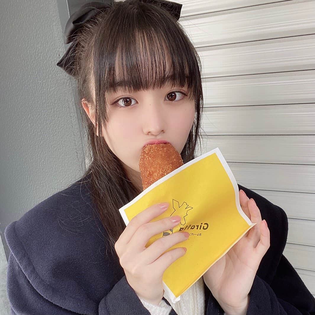高田もものインスタグラム：「. 美味しすぎて前髪どこかにいってしまった、、、、 . カレーとチーズは最高すぎます . ありがとう2020年 . かしこ . #高田もも #かしこってなに #かしこ#かみやど #ひらがなかみやど #あいどる #アイドル #idol #japaneseidol #instagood #instagram #ミスid #ミスid2021 #鎌倉 #カレーパン #チーズ #鎌倉カフェ #鎌倉グルメ #鎌倉観光 #鎌倉食べ歩き #ハーフアップ #リボンアレンジ #コート」