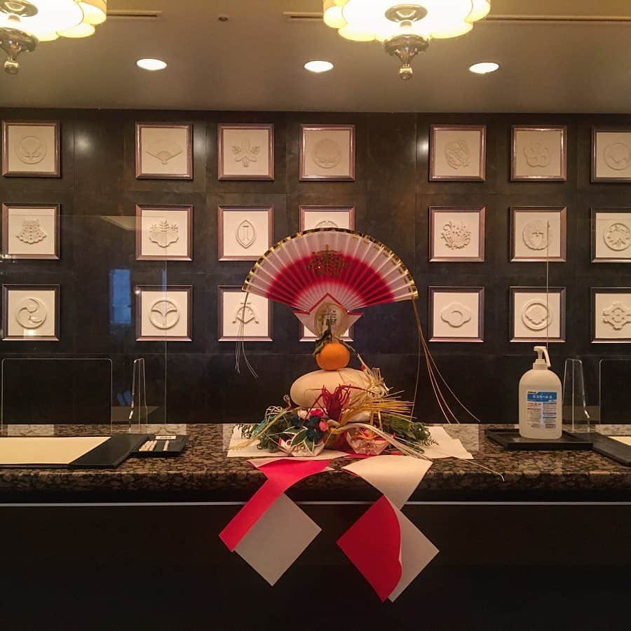 InterContinental Tokyo Bayさんのインスタグラム写真 - (InterContinental Tokyo BayInstagram)「. 今年一年、ホテル インターコンチネンタル 東京ベイをご愛顧いただきありがとうございました。  2020年はホテル開業25周年を迎え、ホテルをリノベーションいたしました。2021年も更に快適な空間と心躍る時間をご提供してまいりますので、引き続きご愛顧のほどよろしくお願い申し上げます。  皆様にとって素敵な2021年になりますようお祈り申し上げます。  #インターコンチネンタル東京ベイ  #ホテルインターコンチネンタル東京ベイ  #intercontinentaltokyobay  #intercontinental  #フロント #大晦日 #鏡餅 #お正月飾り #2020年 #2021年」12月31日 22時13分 - intercontitokyobay