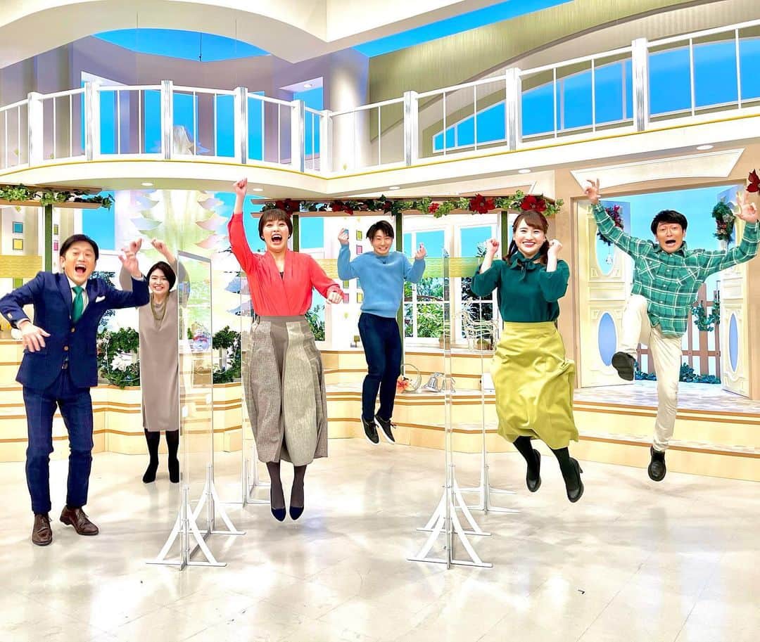 福田太郎のインスタグラム：「ありがとう２０２０☀️ ⠀ ことし心がけたのは、 『出来ること』や『あるもの』に目を向けること。 ⠀ オンエアでは、例年以上に、元気いっぱいでした。 それは「皆さんの１日が、明るく始まって欲しい」から。 ⠀ 辛くたって、ひとりじゃない。みんな頑張ってる。 だからこそ、誰かのことを、励ましたり、支えたり 前向きでいるって、とても大事なことだと思うんです。 ⠀ 僕が頑張れたのは、他でもない皆さんのおかげです。 普段イチモニ！を観てくださっている方はもちろん、 Instagram、Twitterにも沢山コメントを頂き、 とっても励みになりました😆 （全部見て、いいね！してます！笑） ⠀ 本当にありがとうございました！ ⠀ 毎日の訪れが、楽しみな #2021年 になりますように！ 健やかな新年をお迎えください〜！ ⠀ #福田太郎 ⠀ #ありがとう #2020 思い通りにならないことだらけでも、 大きく前に進んだ一年になりました。⠀ #イチモニ！土曜日では９時半からも生放送スタート。 平日の出番も増え、完全な朝型に。１日が長い！笑 #M1グランプリ #HTBオンライン劇場 などなど。 もっとパワーアップして、お届けします✌️」