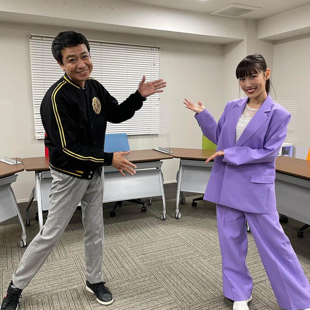 中山秀征さんのインスタグラム写真 - (中山秀征Instagram)「「ももいろ歌合戦」に初出場させて頂いております！ れにちゃんがワタナベの事務所に来てくれました！！ 頑張れ紅組❗️❗️白組もファイト😊  #ももいろ歌合戦 #ももいろクローバーz #高城れに ちゃん #abematv #bs日テレ #ニッポン放送 #中山秀征」12月31日 22時13分 - hidechan0731