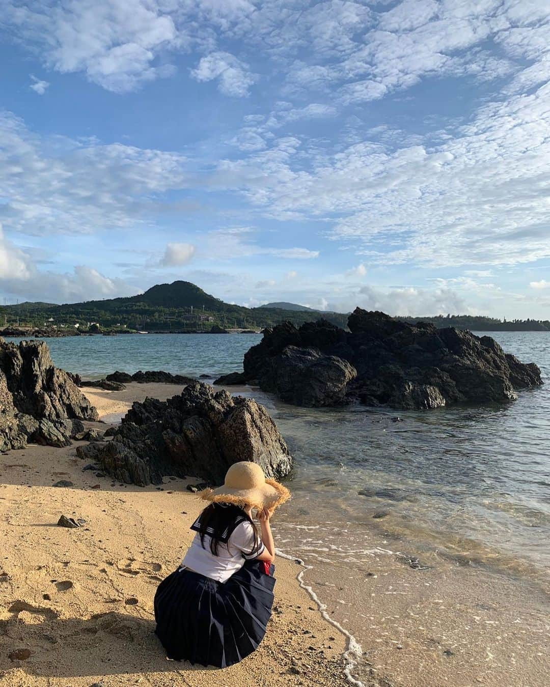 舞子さんのインスタグラム写真 - (舞子Instagram)「☀️☁️🌊 ⋆︎* 2020年 グラビア納めは、沖縄ロケのオフショットで💙  初めての沖縄 ✈ 初めてのDVD撮影 🎬  今年高校を卒業して、ちょっぴり寂しい気持ちでお別れしたセーラー服をまた着せて頂いて…😂😂❤️  出来上がった作品、映った自分を観て、 まだまだ未熟だなと反省しつつも、 少しは成長できたかな…なんて、ちょっと誇らしくもあったりして。☺️😆 ⋆︎* 2020年は初めてが沢山の年でした。 沢山の出会いに心から感謝しています🙇‍♀️✨  『 まだまだこれから。』 来年も舞子ペースで頑張りますので、 どうか温かく見守ってください！🙏❤️  2020年 本当にありがとうございました！ 来年もどうぞ宜しくお願い致します！(^^)  今年も残りあとすこし☺︎ 皆さん良いお年を！✨ ・ ・ ・ #1st #dvd  #ohmygod舞子  #オフショット 📸 #2020 #グラビア納め  #今年も #ありがとうございました ❤️ #良いお年を 🙏」12月31日 22時13分 - maiko___official