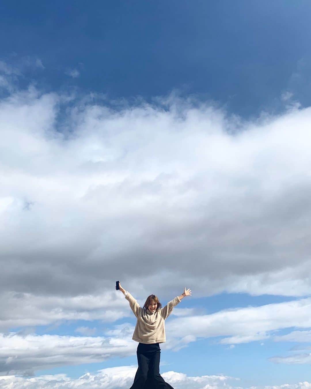 松田 美奈子のインスタグラム：「2020皆さまありがとうございました🧚🏻  今年今までやっていた事が通用しなくなって、悩むことも多かったけど新しいことにチャレンジできた年でした🌿  今年出会えた人もご縁を大切にしたいな😌  2021年はまた私にとって節目の年なので、私生活も仕事もより大切に過ごしていきたいと思います。  ほんとにみなさんいつもありがとうございます！  よいお年をお迎えください🧚🏻」