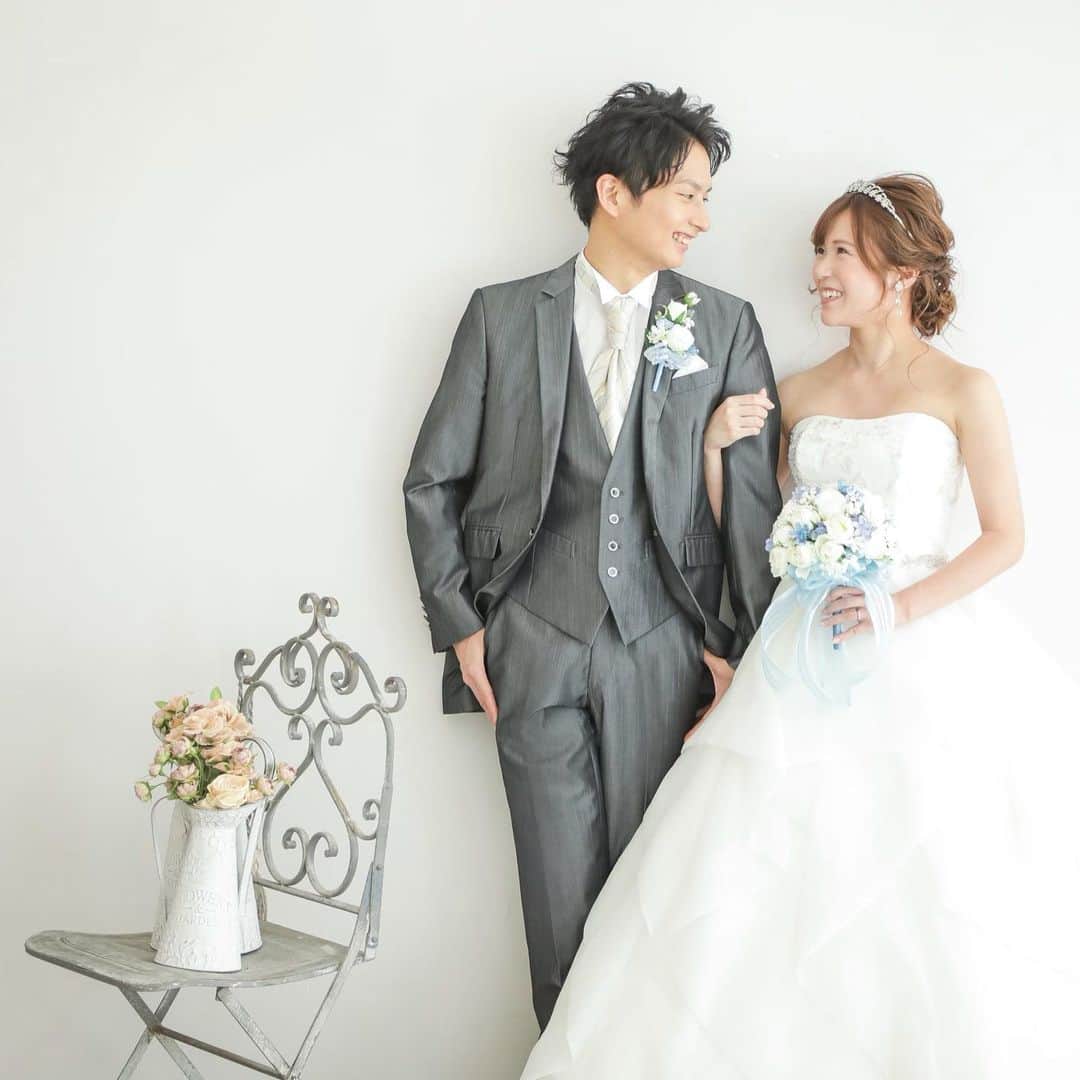 愛内みさのインスタグラム：「・ 入籍からはじまった2020年。 結婚式は延期になったため前撮り写真を☺︎❁ ・ いつも8割ふざけてる私を見守っていてくれて、 楽しい日常をありがとう☺️ ・ ブーケは、お花の先生としても頑張ってる お母さんの手作りです💐 @kyonkym426 💐 ・ ・ 今年はネイルを通しても沢山の人達と出会い、凄くこの仕事が楽しいと思えて、なにより女の子のキラキラした笑顔を見ることがとても幸せでした♡♡* ・ ・ ・ 今年は世の中が大変で、特に辛いことも沢山あったけど。 健康の大切さ、周りに支えられてることを改めて実感した1年。 ・ 来年も色々とやりたい事は沢山あるけど、 1番はみんなが笑って楽しく過ごせますように。 ・ 私に関わってくれた皆様、 本当にありがとうございました！！ ・ みなさんよいお年をお迎えください❣️ #2020」