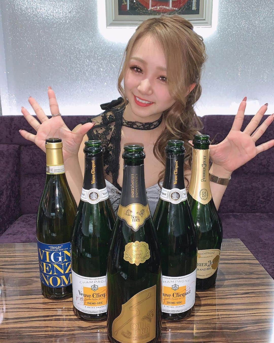 あゆぽよのインスタグラム：「❤️  2020年は色々な事がありました！ 大好きなプリティを辞めて新店のゴールドに来たり 初めてのバースデーイベントやったり たくさん仕事サボったり😅  なんせコロナは勘弁😅  2020年こんなあゆと仲良くしてくださった方々、 本当にありがとうございました😭😭😭 みんなに出会えてよかったです❤️  そして2021年はもっと仕事頑張って行きたいと思うので 応援ちてね❤️  これからもこんなあゆをよろしくお願いします🤲  #良いお年を」
