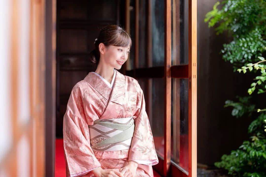 のインスタグラム：「. . . . 2020年も有難いことに笑顔でお仕事ができて、 丈夫では無いけど大きな病気や怪我もなく、 今日まで忙しく働くことができて、 学ぶ事も多く、 大好きな人たちに囲まれて、 温かな環境で美味しいご飯を食べる事ができて、 . 恵まれている１年でした。🌸 . 来年も努力を忘れず、 大好きなお仕事を続けられるよう 頑張りますので皆さまどうぞ宜しくお願い致します！ . 皆様にとって2021年も幸多い年になりますように。🌸 . . . #感謝 #2020年」