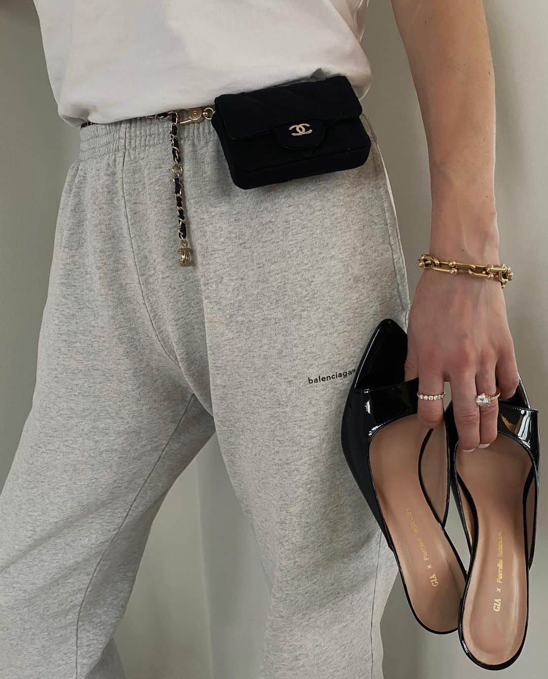 ペニーレ・タイスベックのインスタグラム：「My 2020 wardrobe in a nutshell #sweatpantsforthewin」
