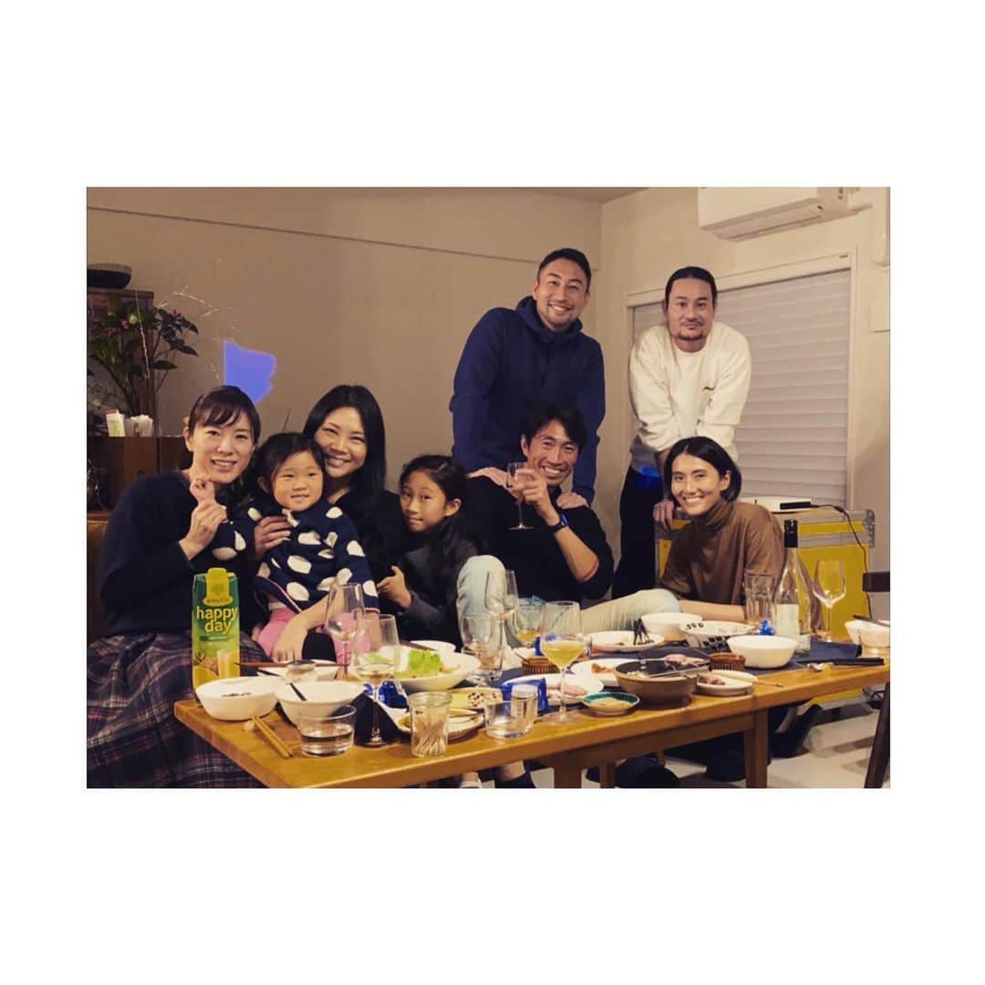坪田あさみのインスタグラム：「. いよいよ2020年もあと数時間。 振り返っても結局楽しかった事しか覚えていない。 いろいろあっても大晦日に笑って締められたからよし。 公私共に周りに素敵な人しかいない毎日に感謝です。 2021年もいっぱい笑い皺を作ろう😂 . #2020年末 #日々のこと #今日もワイン #ずっと飲んでる年末 #家呑み」