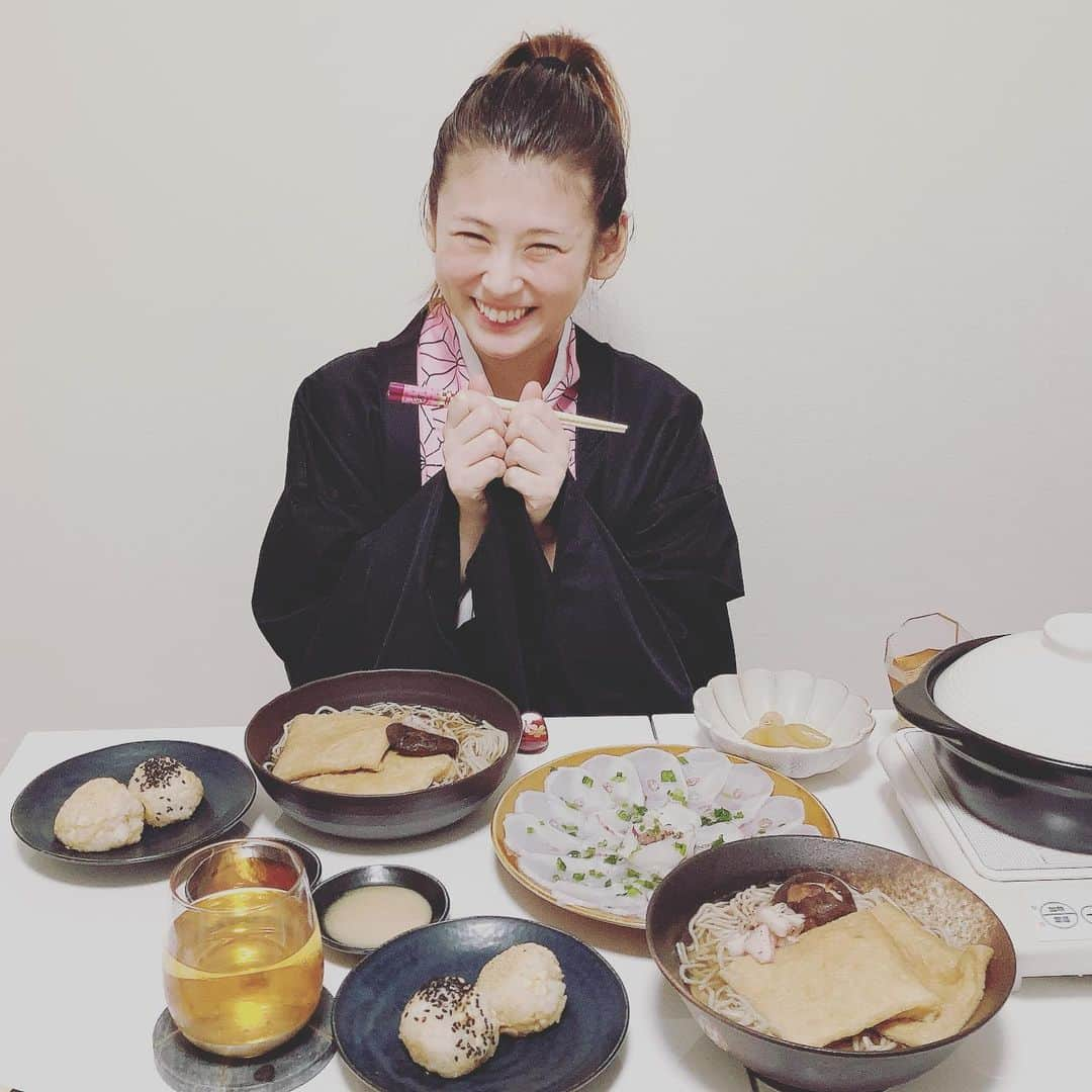 小阪有花（小阪由佳）さんのインスタグラム写真 - (小阪有花（小阪由佳）Instagram)「年越しそば作りました😆掃除や買い物でバタバタしてたけど、間に合あいました！！ タコしゃぶと手毬おにぎりも💕  今年一年お世話になりました！ ありがとうございました！ 来年はお仕事の良い報告も出来ると思いますので、引き続きよろしくお願いいたします✨  #年越しそば #ねんまつ #ことしもおせわになりました」12月31日 22時30分 - kosakayuka0627