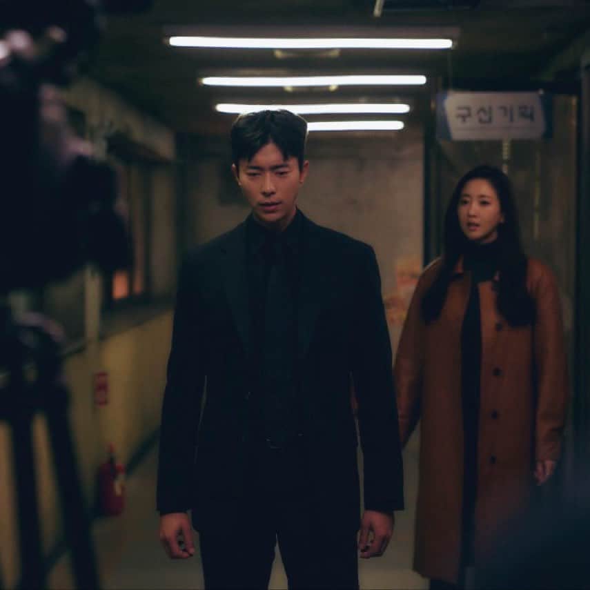 ユン・ヒョンミンのインスタグラム：「2020년 마지막을 “복수해라”스탭들과 열심히 촬영 하고 있습니다. 힘들고 혼란스러웠던 올 한해 다들 고생 많으셨어요. 내일부턴 그래도 올해보다 더 나은 웃음으로만 가득한 신축년 되시길 기도합니다. 소띠의 해이니 소띠인 저도 더 부지런히 연기해서 좋은 작품으로 만나뵐수 있길 희망합니다. 새 해 복 많이 받으세요!!! 🍀」