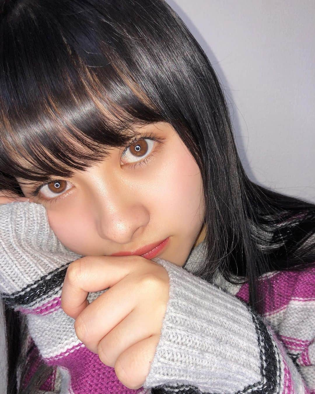 鵜川もえかさんのインスタグラム写真 - (鵜川もえかInstagram)「♥ 2020年ありがとうございました。 ・ 今年はいつもと違う状況という事もあり、 とても早かったように感じます。 ・ たくさんの出会いがあり、別れがあり、 あっという間に年末。 ・ 今日ね、演技レッスンの先生と少しお話ししてた時に 出会いを大切にしているという話を聞いて、 皆さんに出会えたことは奇跡なんだと改めて感じました。 どこかのタイミングで私のことを知ってくれてフォローしてくれて、、そんなことが当たり前じゃないのを実感しました。 私はそんな皆さんを大切にしたい、！！ いつもありがとうございます。 ・ と、長くなってしまいましたが、、 今年も大変お世話になりました！！ 良いお年をお迎えください！ ・ #2020年 #ありがとう」12月31日 22時21分 - moeka__ukawa