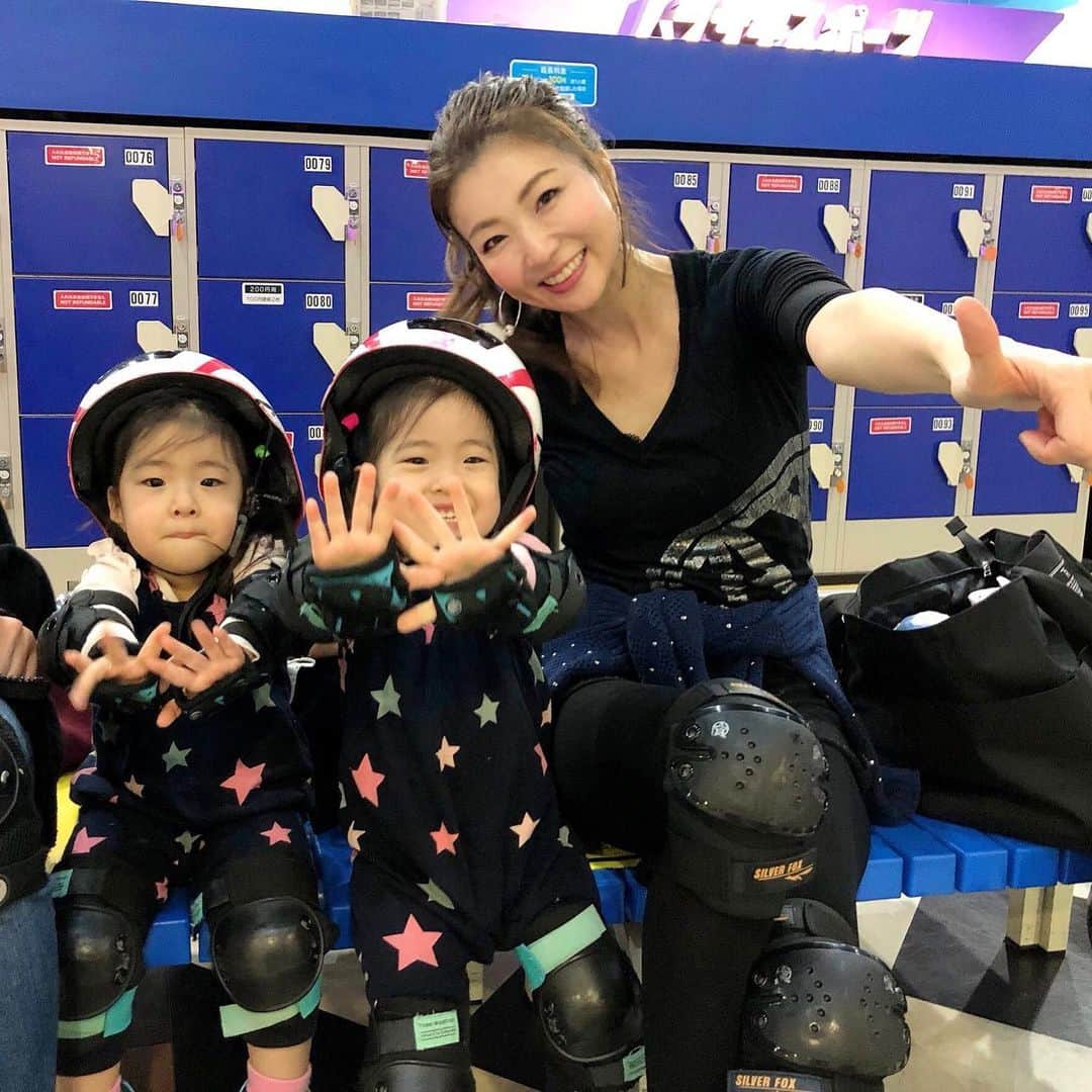 遠近由美子のインスタグラム：「昨日、我が家の双子さん遂にローラースケートデビューしました⛸✨　2歳10ヶ月❣️  早速履いて、そのままリンクへ‼️  どうかなと思ったけど、ニコニコしながら、怖がることもなくズンズン前へ。意外といけちゃうのね😆👍　  あっという間に、手を離してひとりで立ち上がれるようになりました😆！子供って、、すごいなぁ。  私も2年ぶりにローラースケート履いたよ。 子供を支えながら滑ったので、今回は脚じゃなくて腕が筋肉痛な、大みそか☺️  2020年も、もうあと数時間ですね。今年は、実家で家族とゆっくり、双子と騒がしく過ごしています。  なかなか思うように動けない、お会いも出来ない特殊な年でしたが、今年も沢山の方に支えて頂いた年でした。どうもありがとうございました☺️  それでは みなさまも、良いお年をお迎えください✨  #ローラースケート #子供とお出かけ部 #双子 #双子コーデ #初体験 #双子ママ」